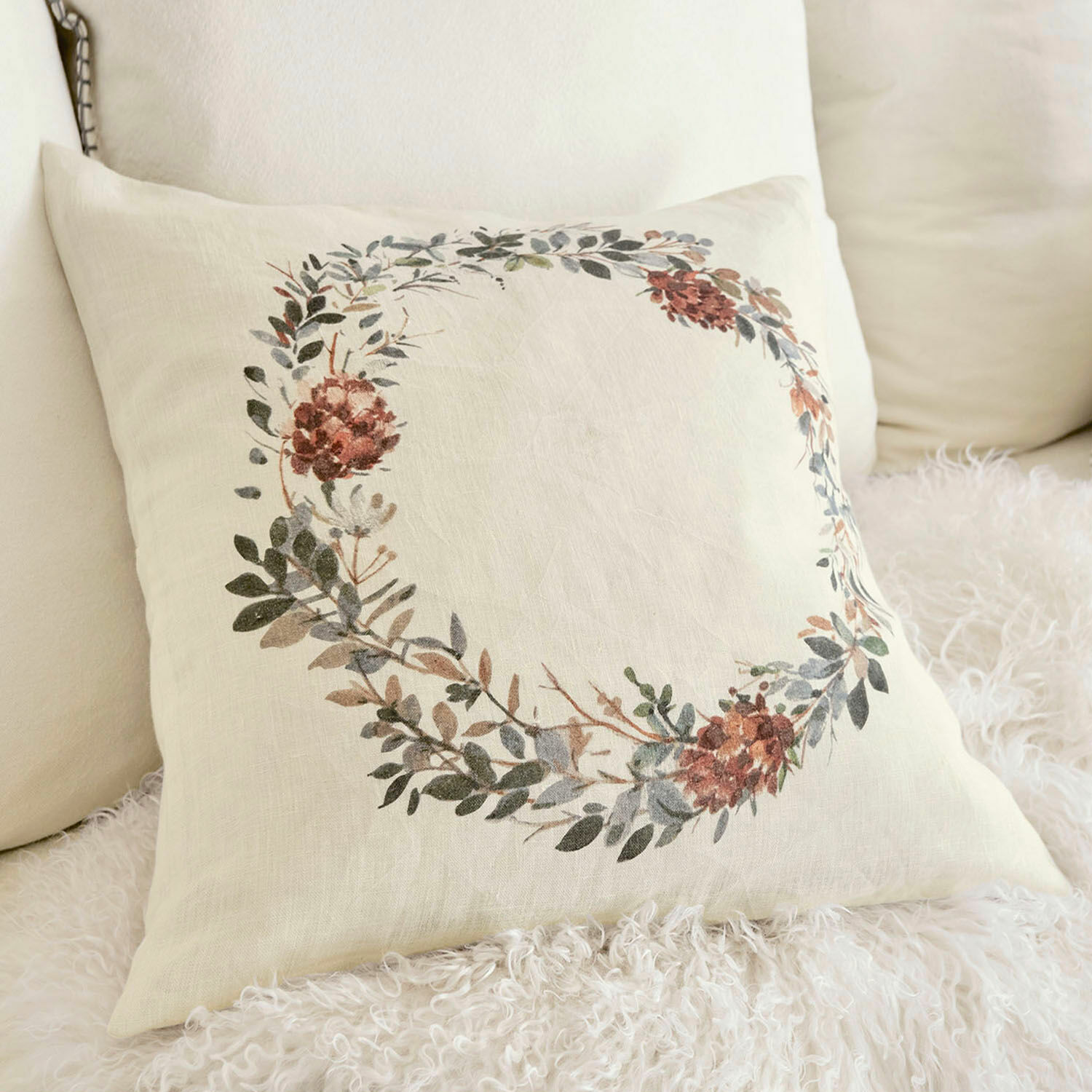 Housse de coussin Torge Coussin beige en lin avec une couronne décorative de feuilles et fleurs aux tons naturels