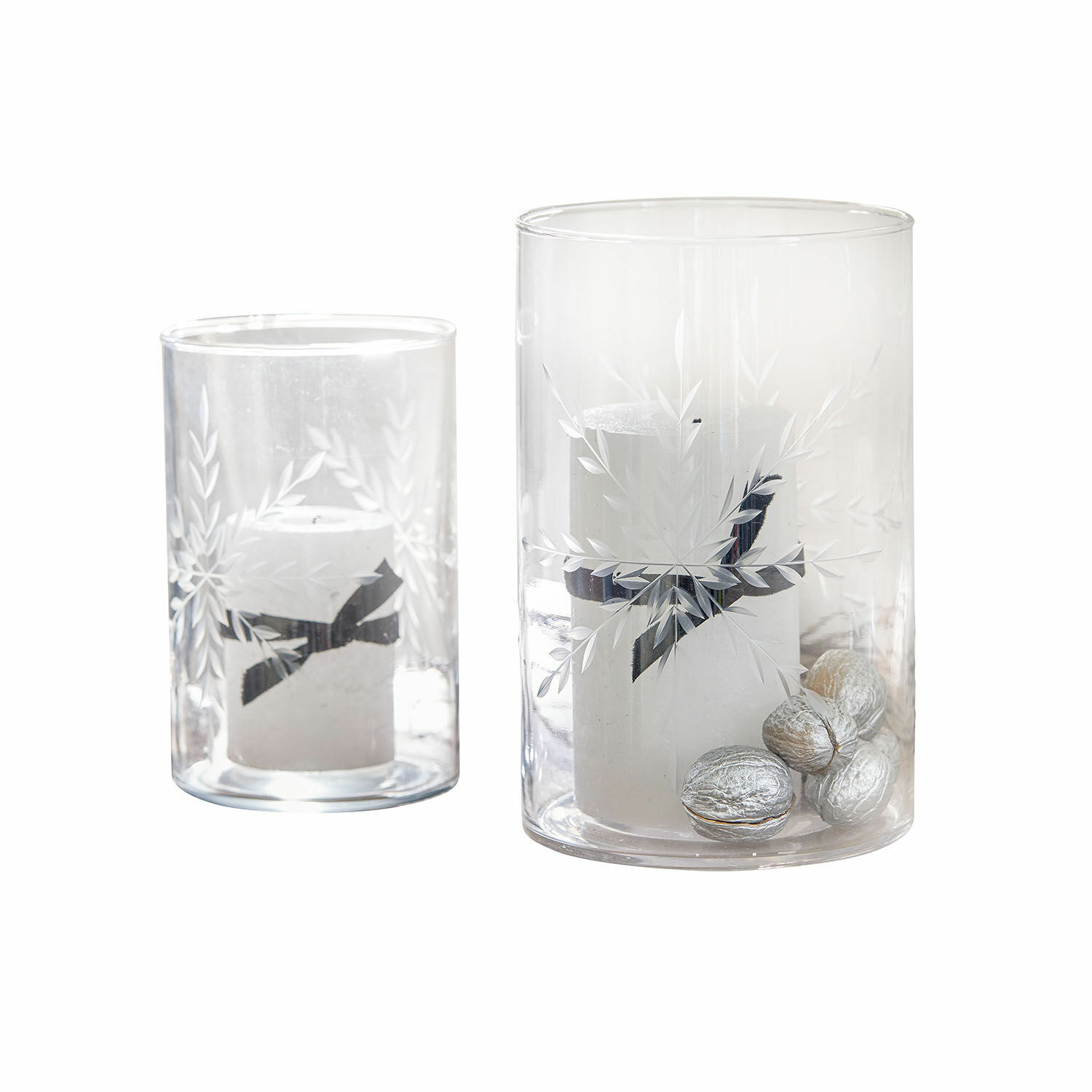 Lot de 2 photophores Snowflakes Deux photophores en verre transparent avec bougies blanches et noix argentées décoratives