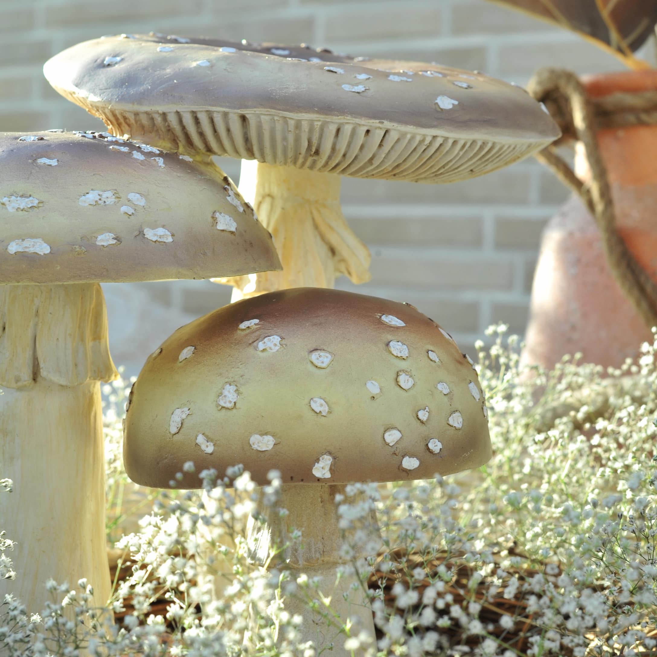 Champignons décoratifs marron-beige avec taches blanches pour décoration d'automne intérieure