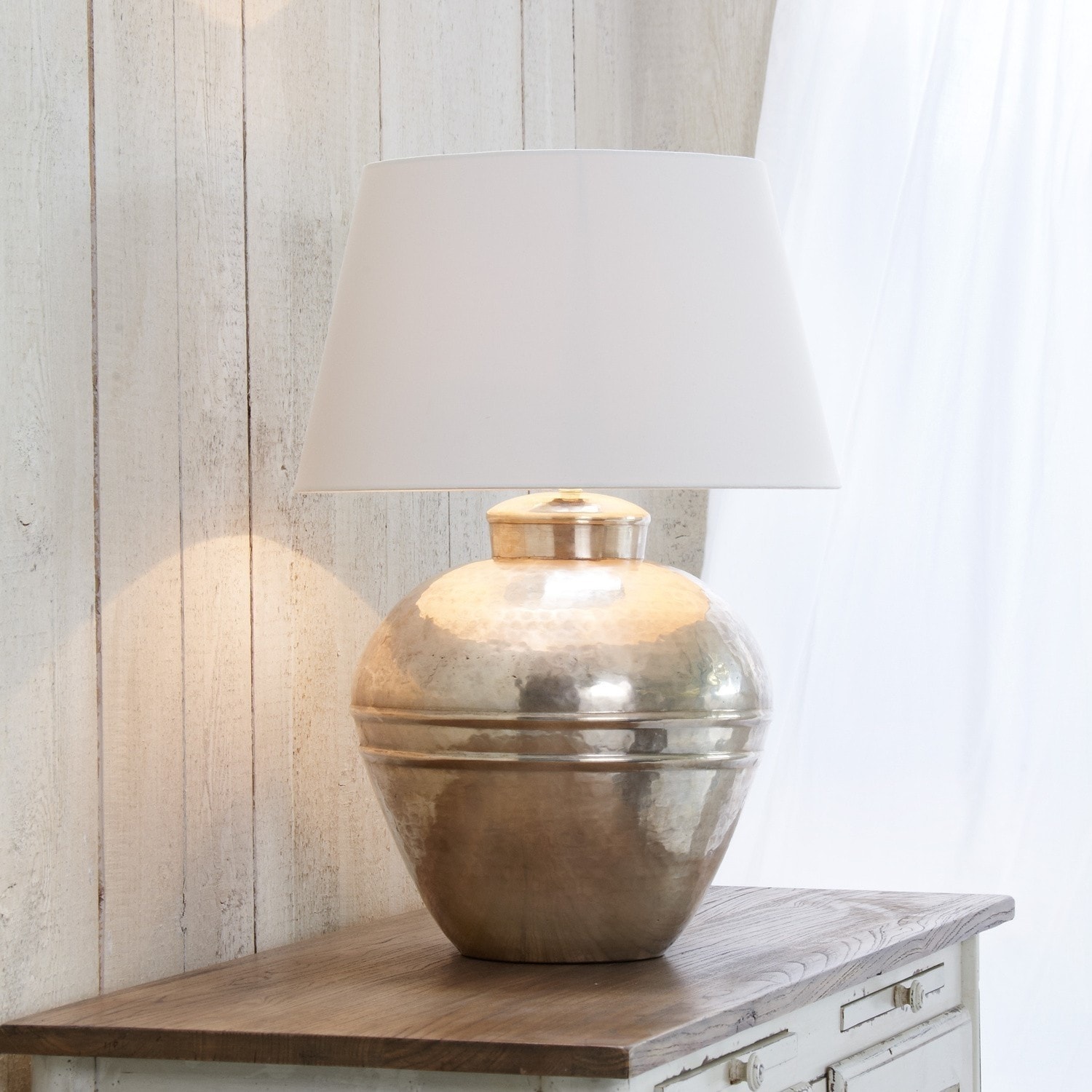 Lampe à poser Madison Lampe de table en laiton avec abat-jour blanc sur table en bois, éclairage et décoration intérieure
