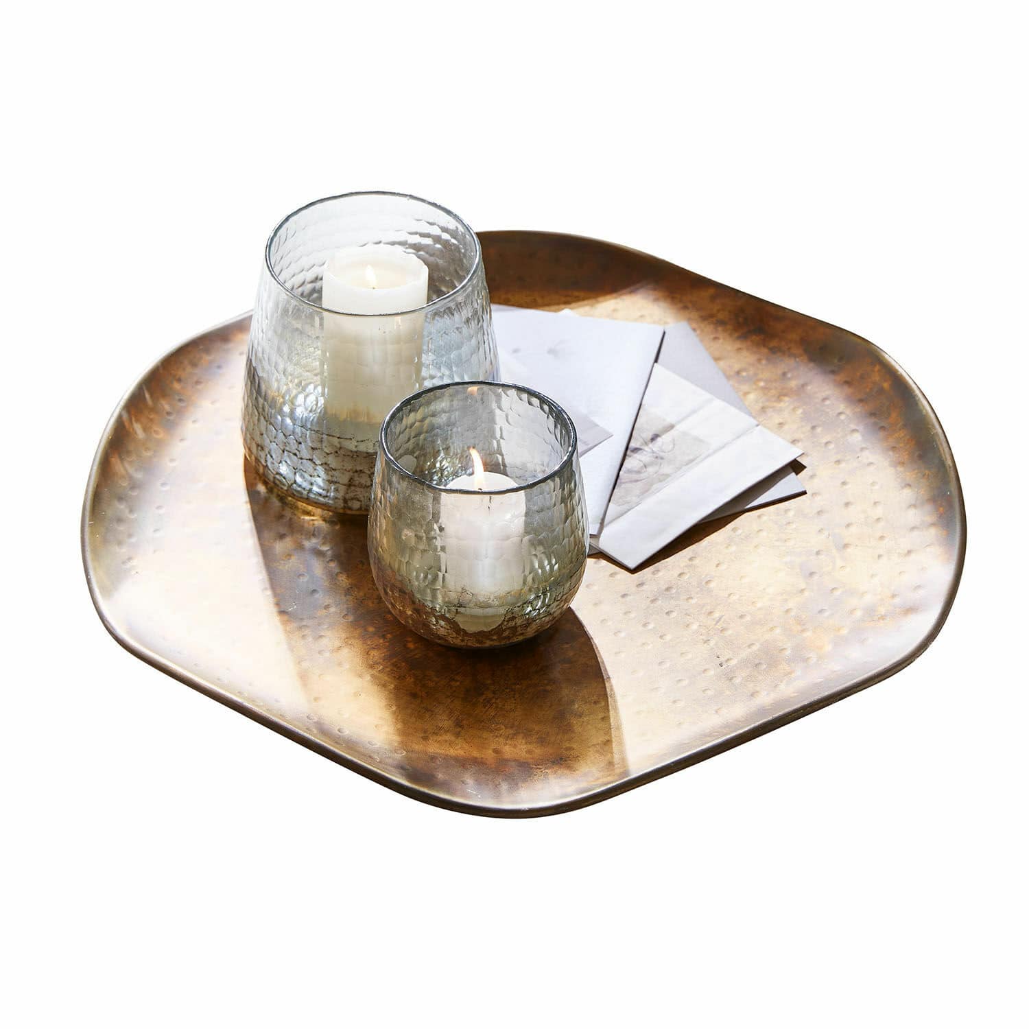 Plateau Frapelle Plateau décoratif en métal martelé couleur cuivre avec deux photophores en verre et bougies blanches