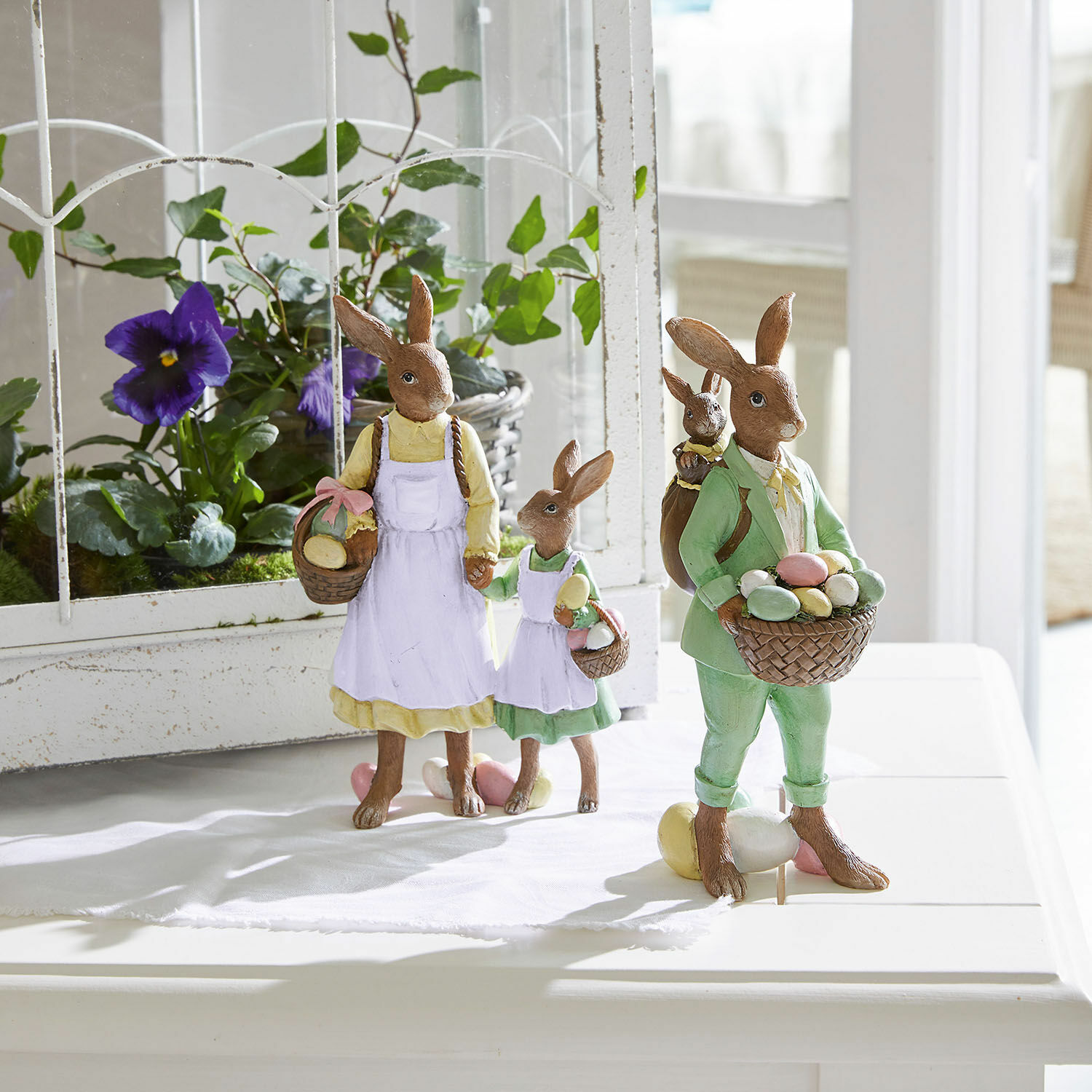 Lapins Pantina Figurines de lapins de Pâques en résine avec paniers d'œufs colorés pastel, décoration intérieure