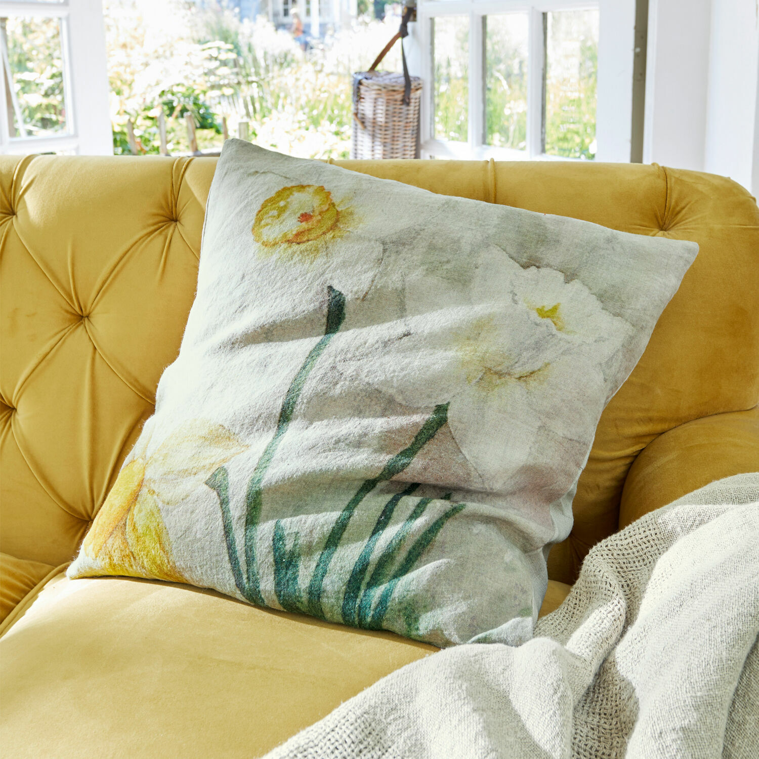 Housse de coussin Misapina Coussin décoratif en lin avec motif floral pastel sur un canapé jaune lumineux