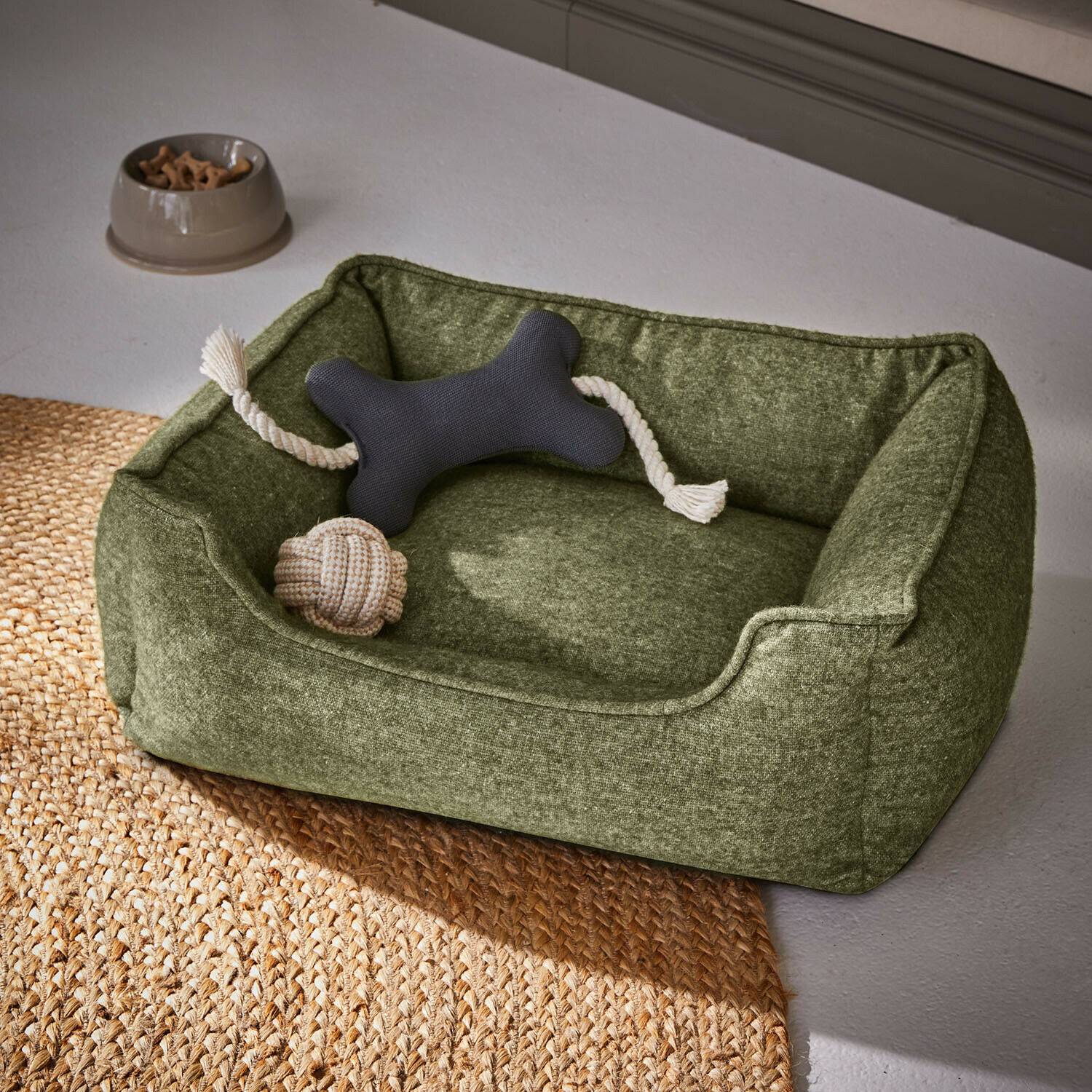 Panier Eydora Panier vert en tissu pour chien avec jouets en corde et bol à friandises à côté