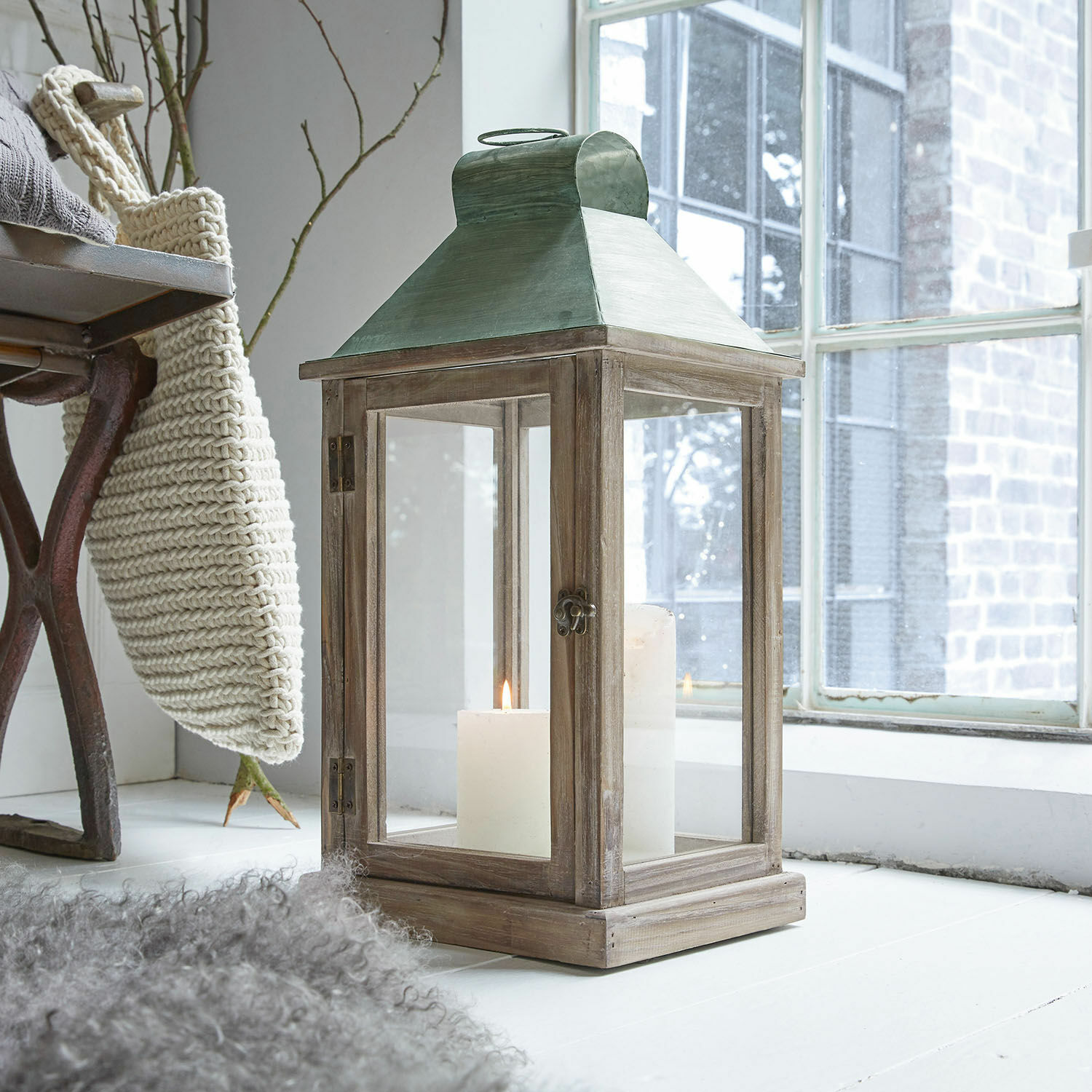 Lanterne Corte Lanterne en bois avec toit en métal vert et bougies blanches, décoration intérieure cosy