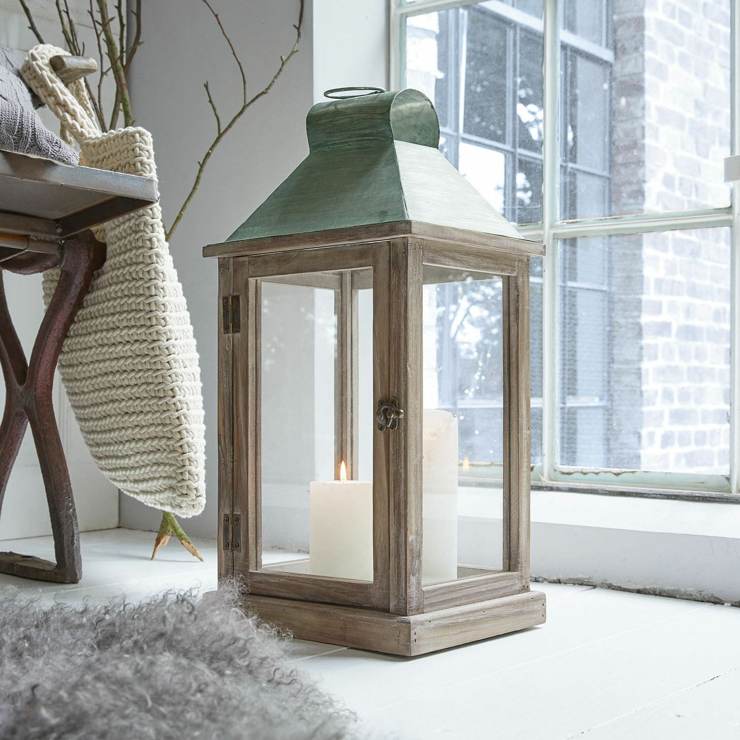 Lanterne Corte Lanterne en bois avec toit en métal vert et bougies blanches, décoration intérieure cosy