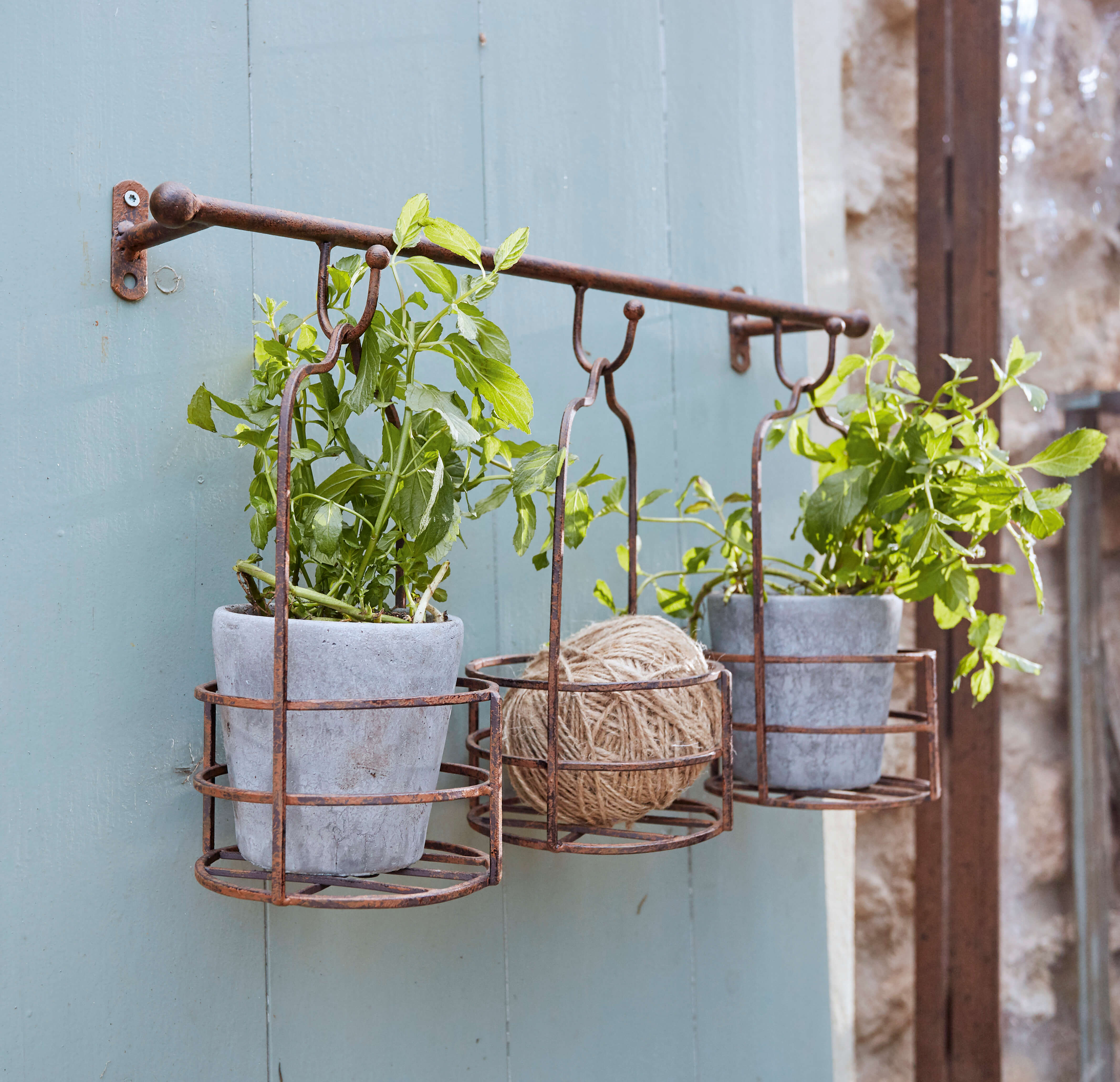Porte-plantes mural en métal rouillé avec trois paniers pour pots et corde pour jardin