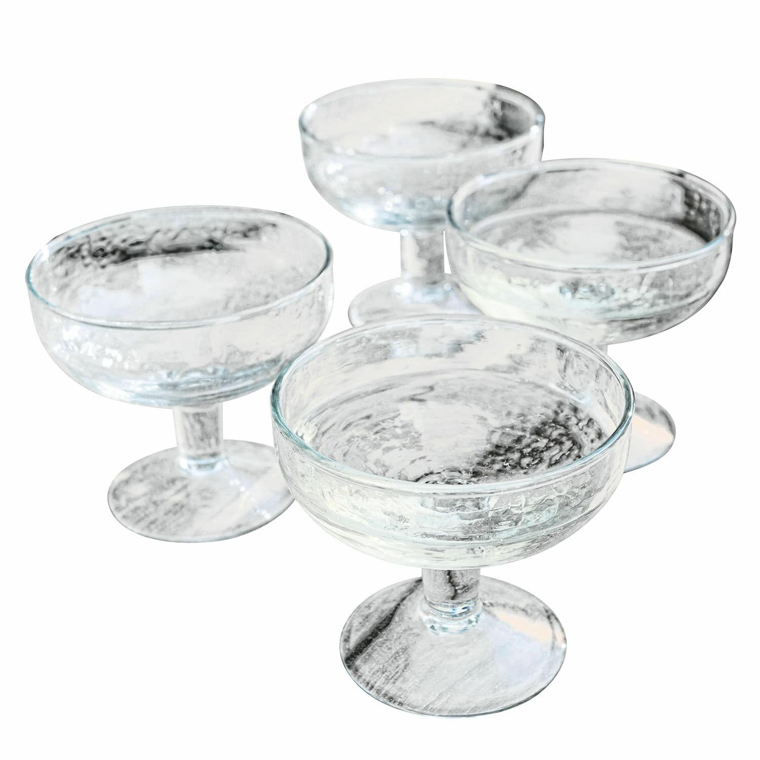 Lot de 4 verres Port Vila Ensemble de quatre coupes en verre transparent texturé sur pied pour boissons élégantes.