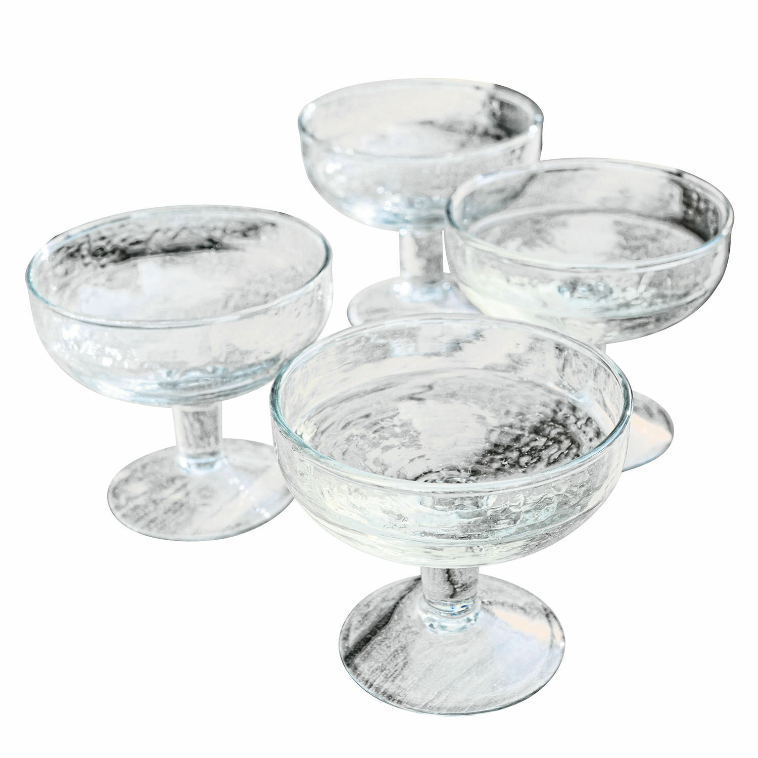 Lot de 4 verres Port Vila Ensemble de quatre coupes en verre transparent texturé sur pied pour boissons élégantes.