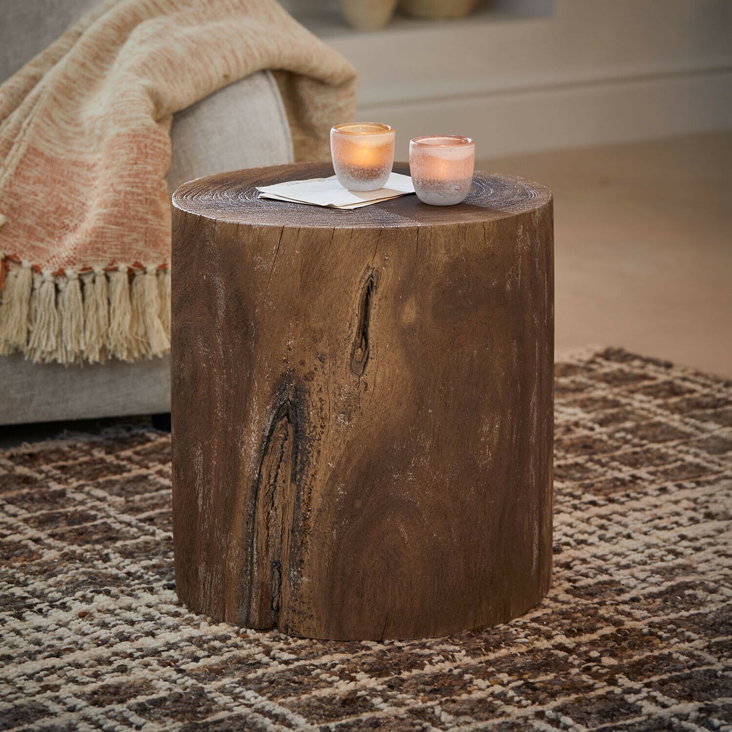 Table d"appoint Briarfield Table d'appoint en bois massif brun naturel sur tapis, ambiance chaleureuse dans le salon