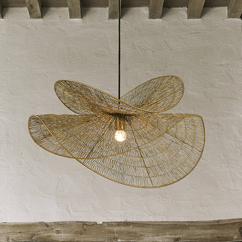 Suspension en rotin tressé couleur naturelle, design léger et décoratif pour intérieur