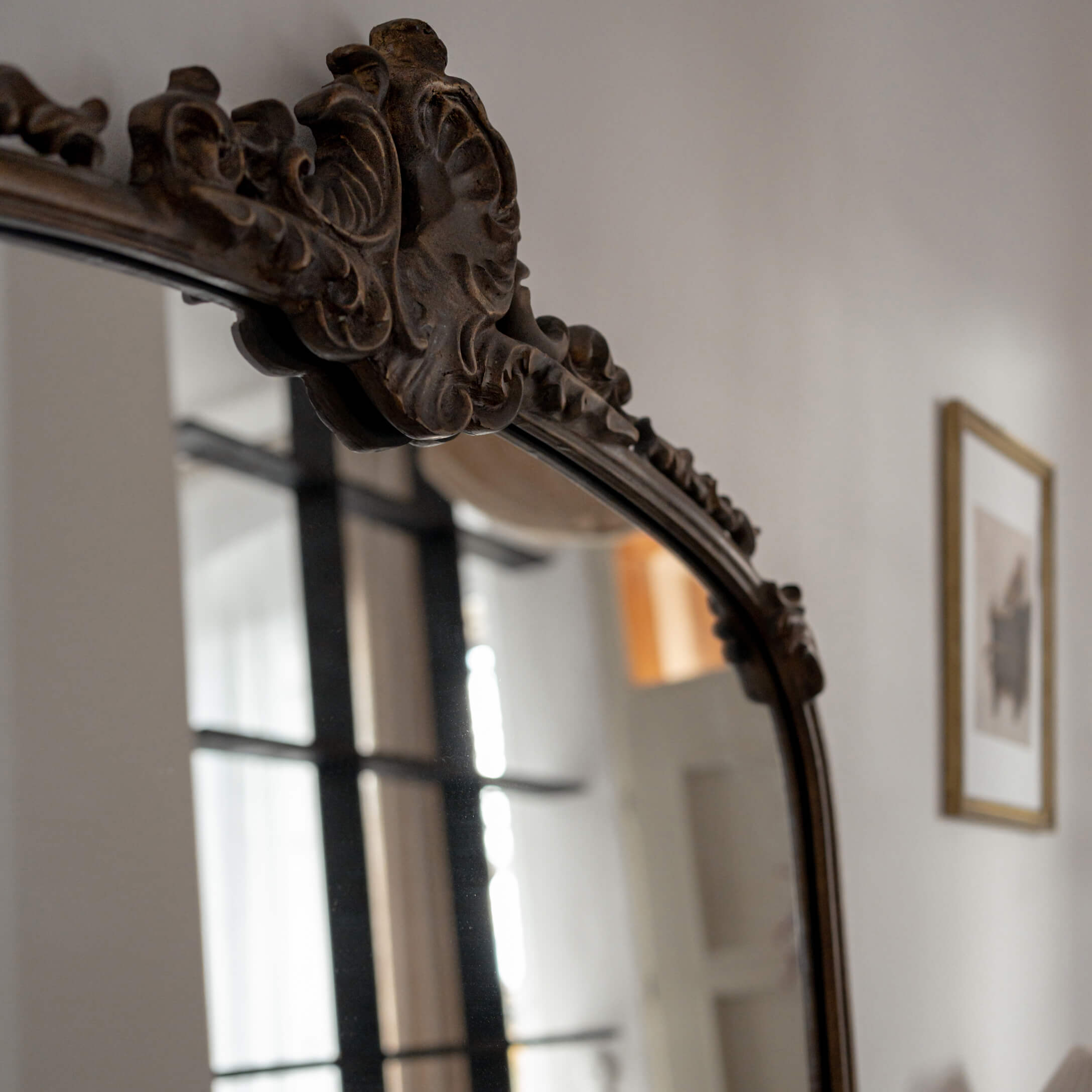 Miroir décoratif en bois foncé avec cadre sculpté de style classique pour salon