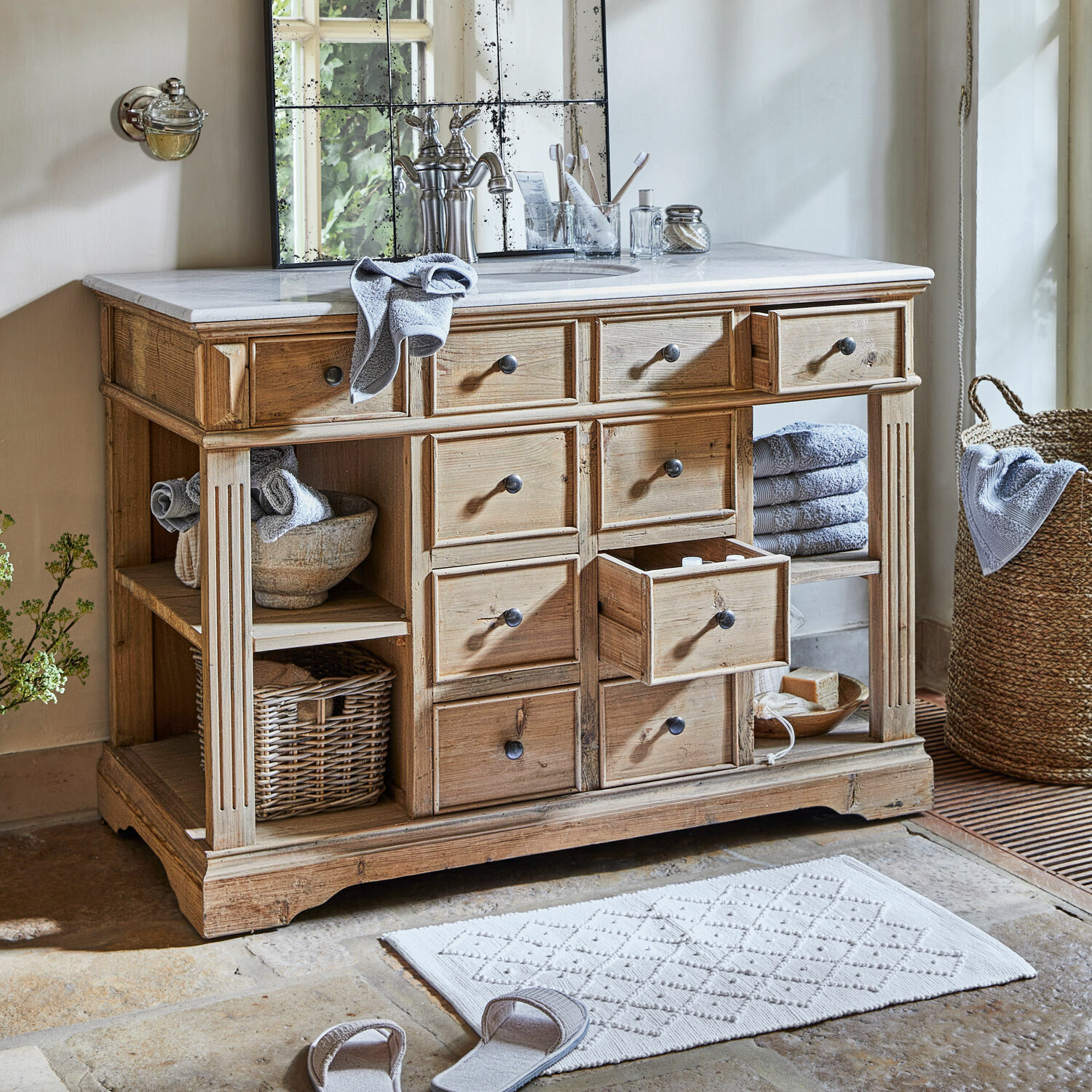 Meuble et vasque Thibault Meuble de salle de bain en bois naturel avec plan en marbre et plusieurs tiroirs, style rustique
