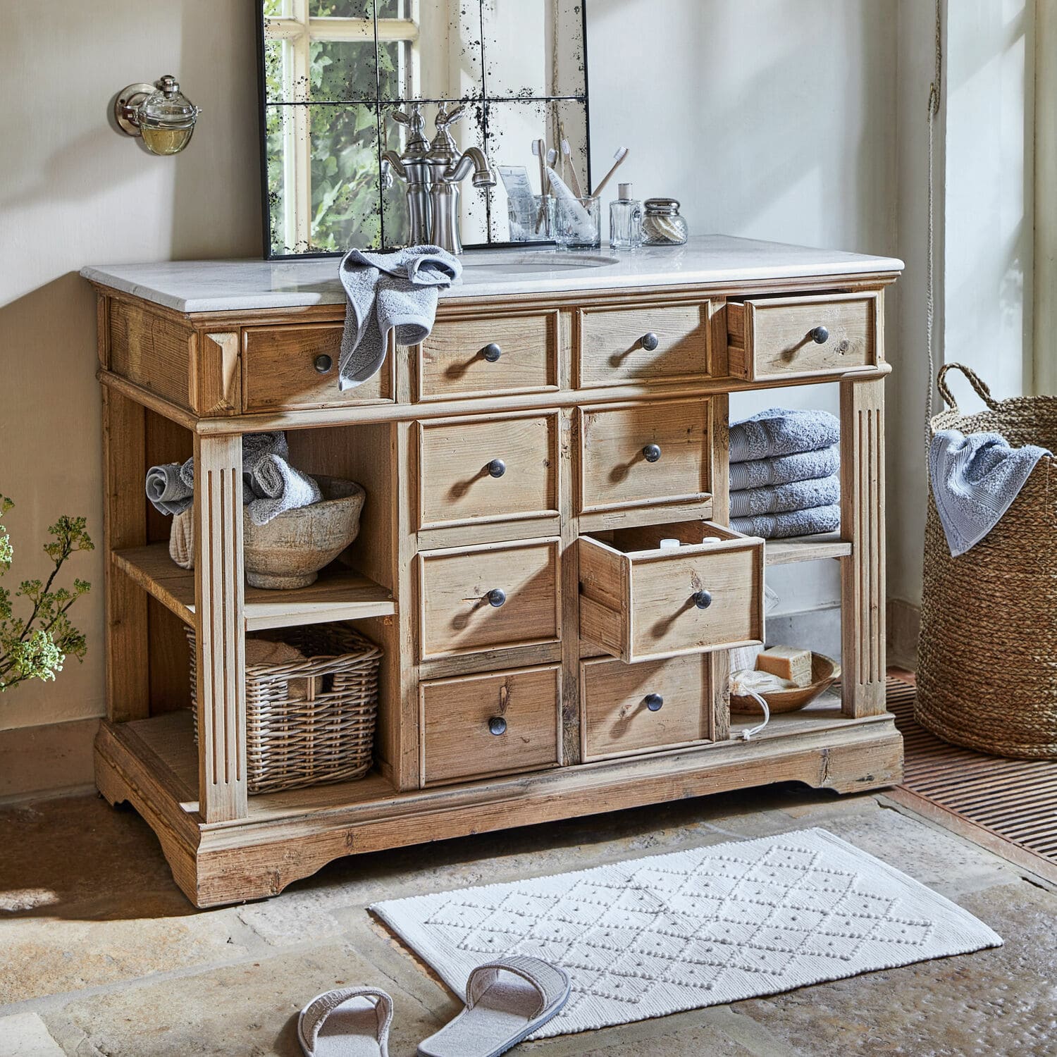 Meuble et vasque Thibault Meuble de salle de bain en bois naturel avec plan en marbre et plusieurs tiroirs, style rustique