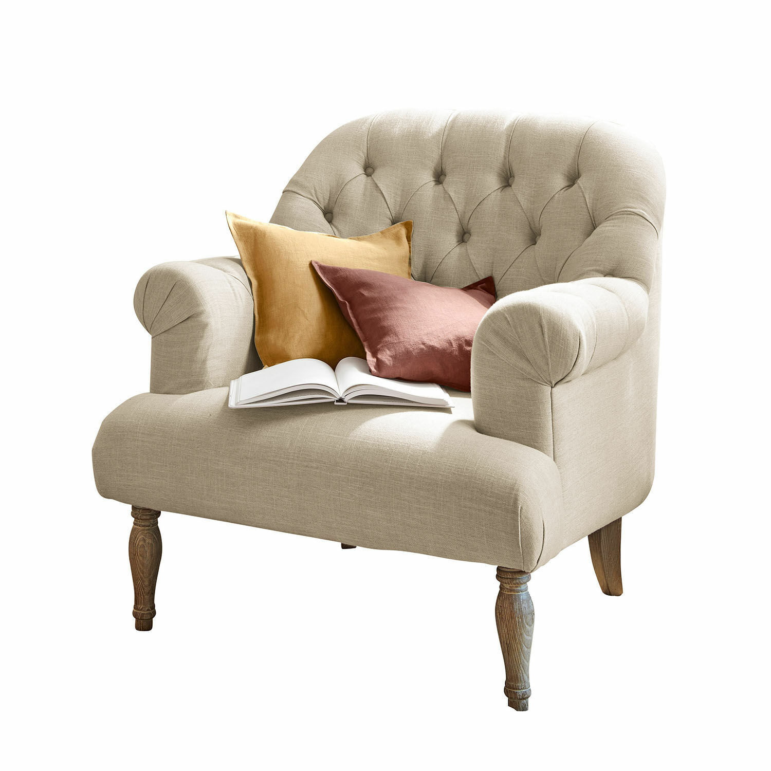 Fauteuil Shambrook Canapé beige en tissu avec pieds en bois, coussins colorés et livre ouvert pour salon confortable