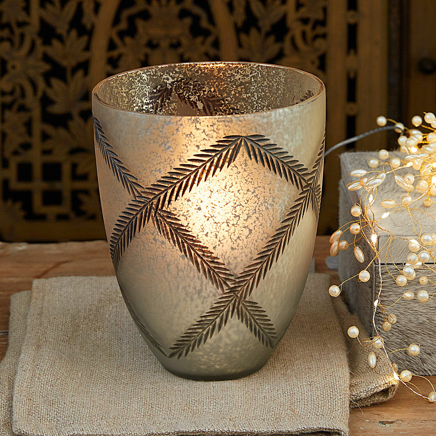 Photophore Porcielle Photophore en verre gris avec motif de feuilles gravées, parfait pour une décoration intérieure chaleureuse