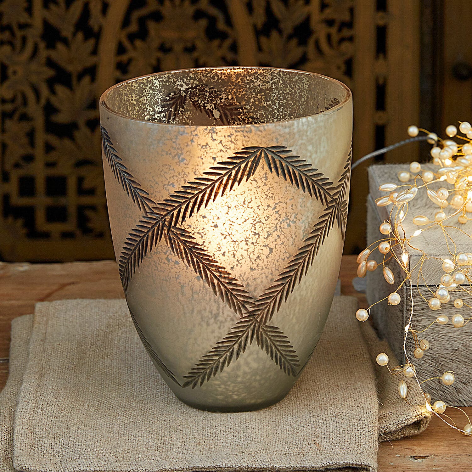Photophore Porcielle Photophore en verre gris avec motif de feuilles gravées, parfait pour une décoration intérieure chaleureuse