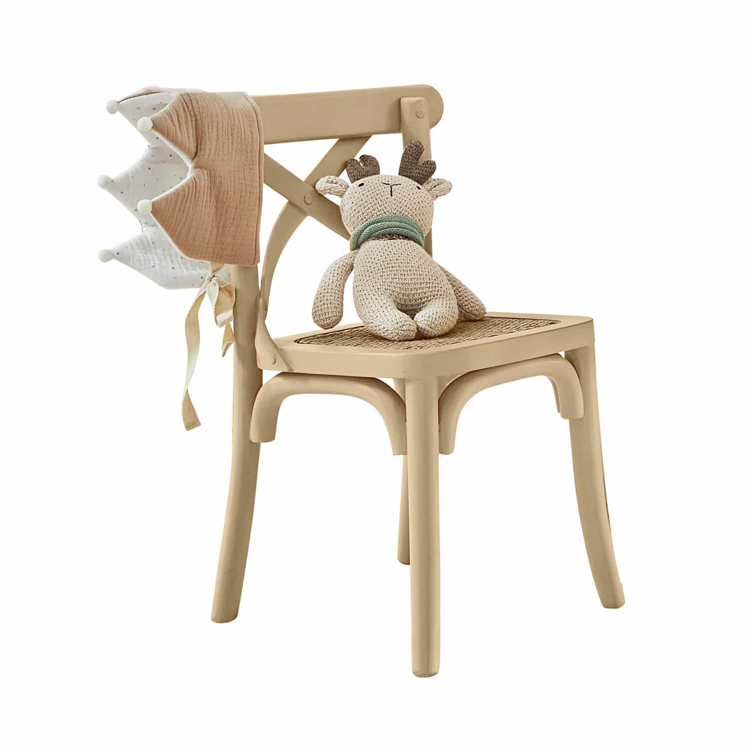 Chaise pour enfant Sourila Chaise en bois beige avec assise en osier, peluche renne et bonnet enfant suspendu