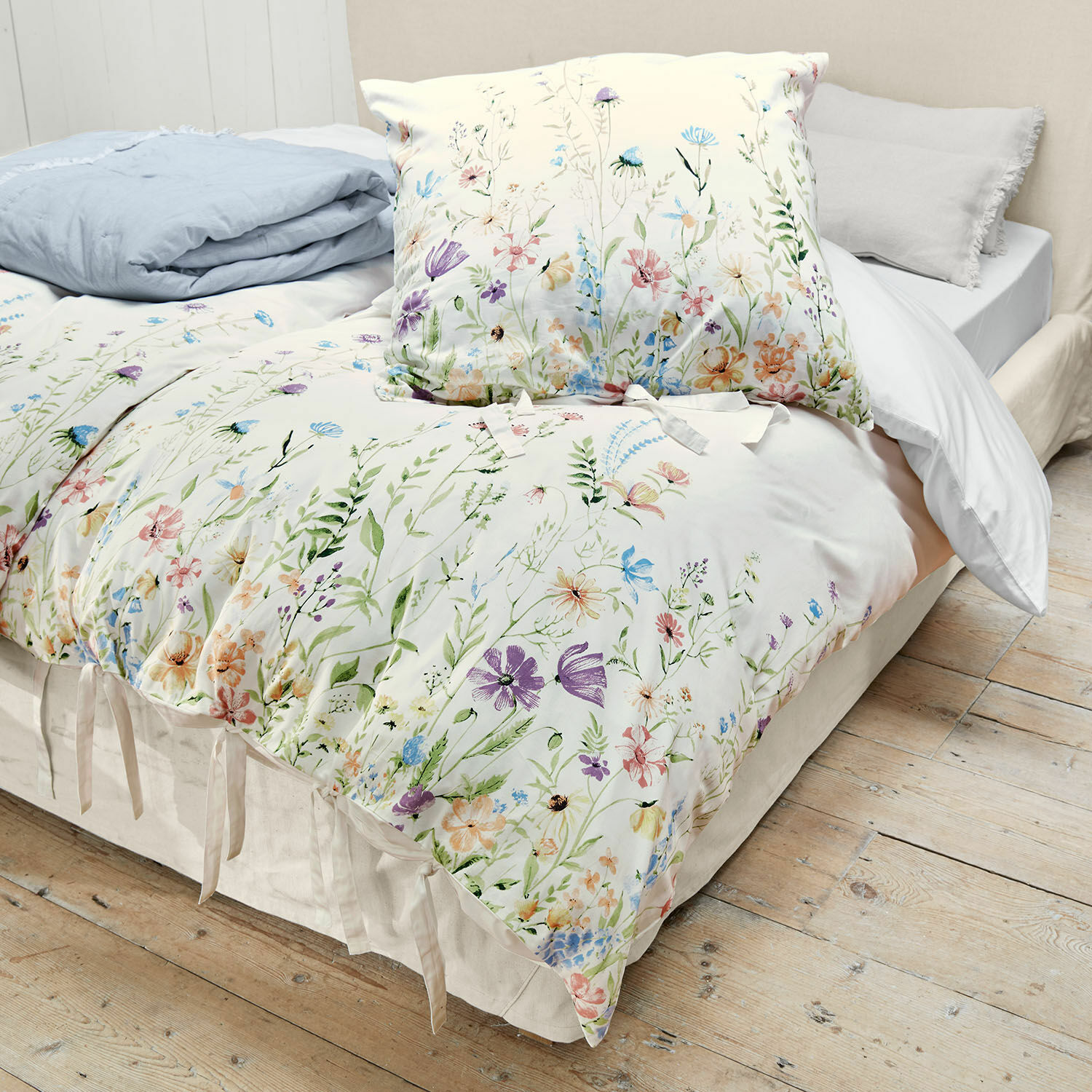 Parure de lit Quervaux Parure de lit en coton avec motif floral pastel sur fond clair, décorative et confortable