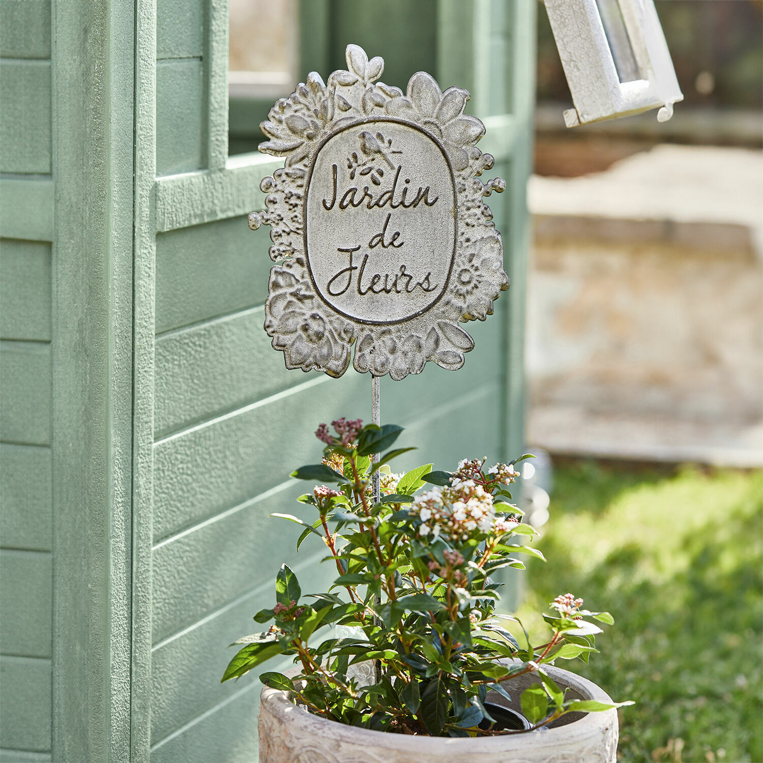 Pique décorative de jardin Luanda Décoration de jardin en métal avec inscription Jardin de Fleurs dans un pot avec feuillage vert et fleurs blanches