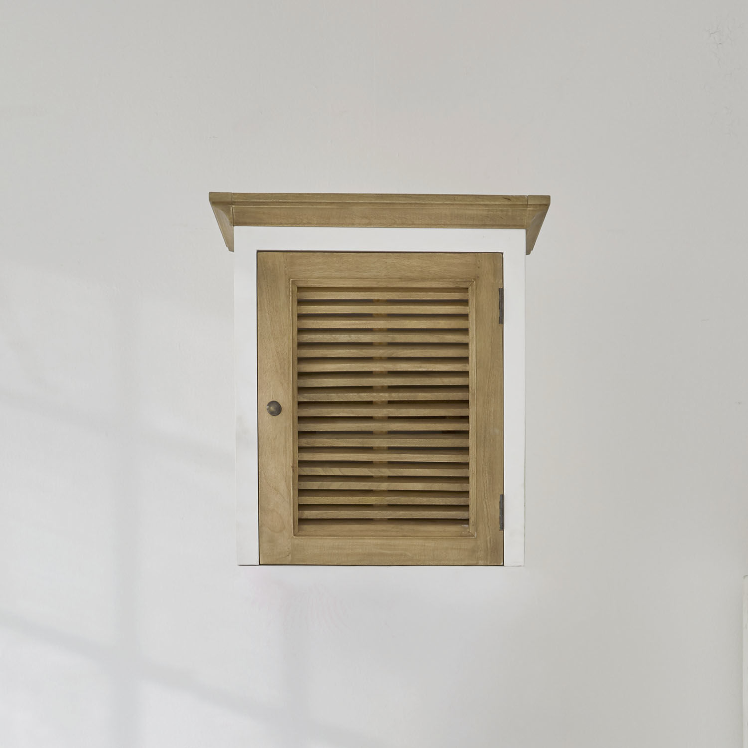 Meuble haut Degarmo Armoire murale en bois avec cadre blanc et porte à persiennes en bois naturel clair