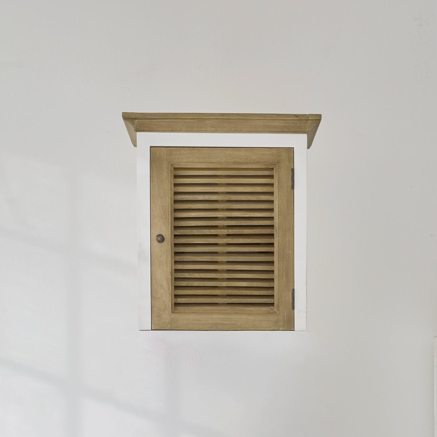 Meuble haut Degarmo Armoire murale en bois avec cadre blanc et porte à persiennes en bois naturel clair