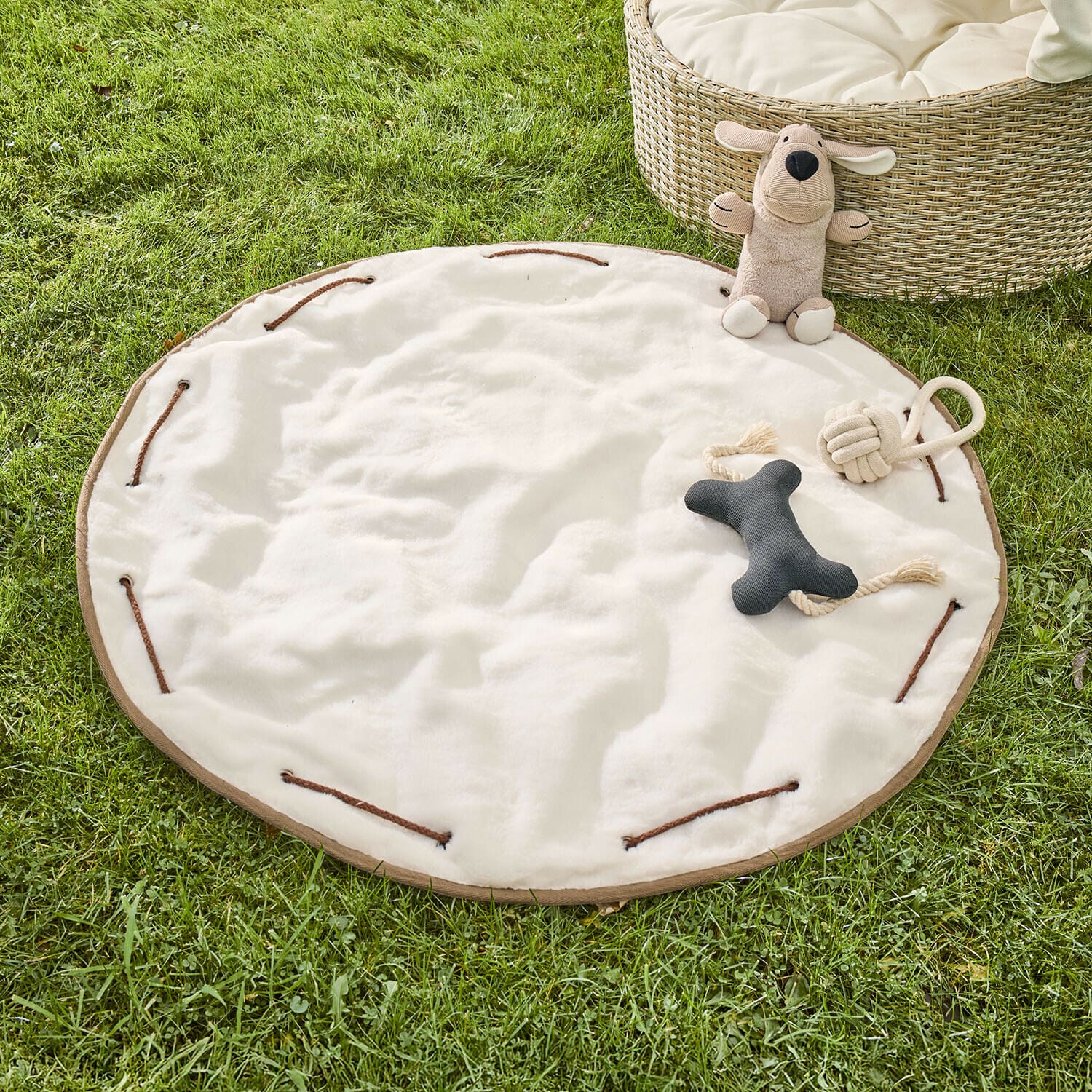 Tapis pour animaux Marnja Tapis rond blanc en tissu doux sur l'herbe avec jouets pour chien en peluche