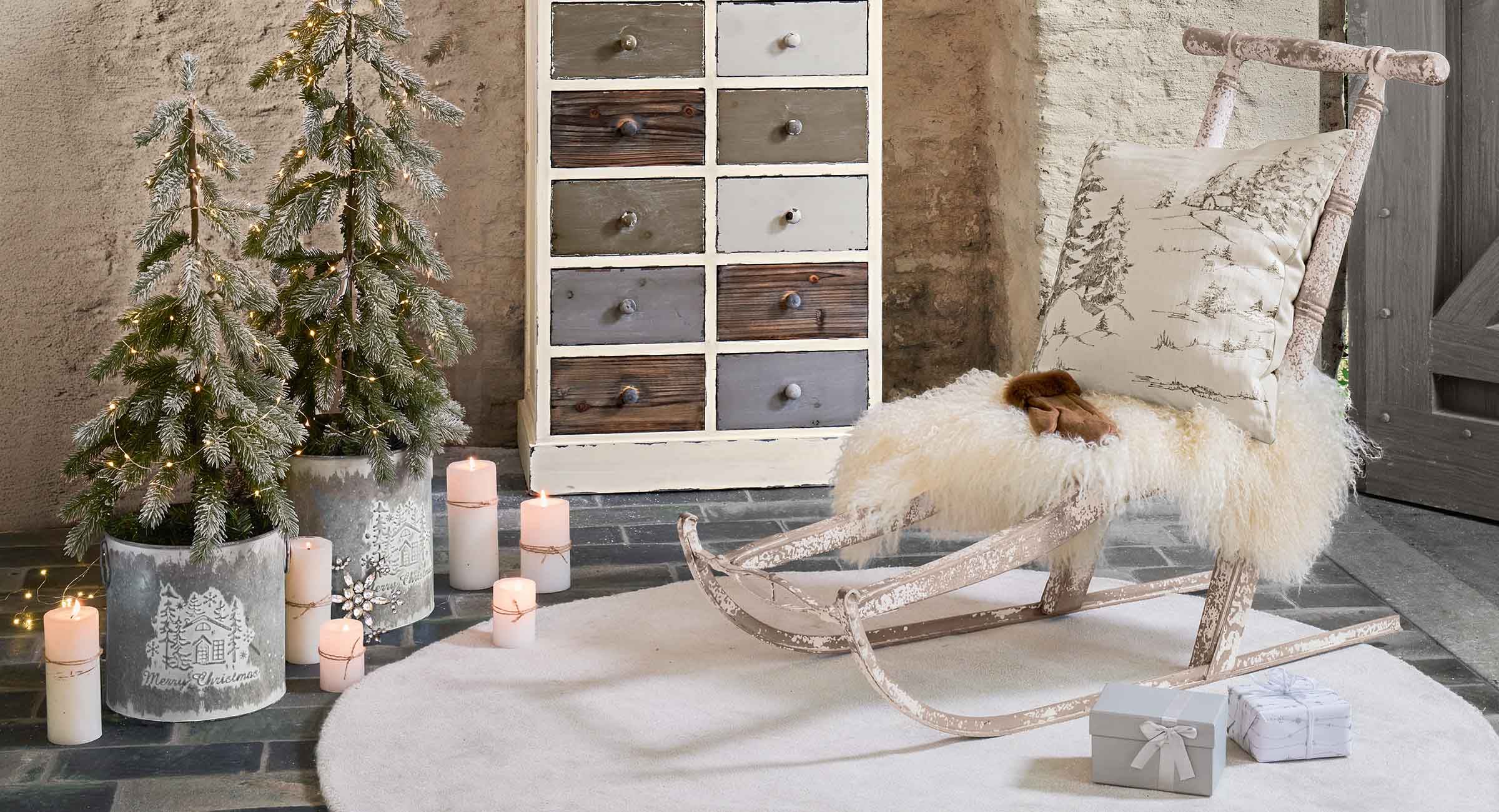 Luge en bois rustique avec peau blanche et coussin décoré de paysage hivernal dans un intérieur chaleureux