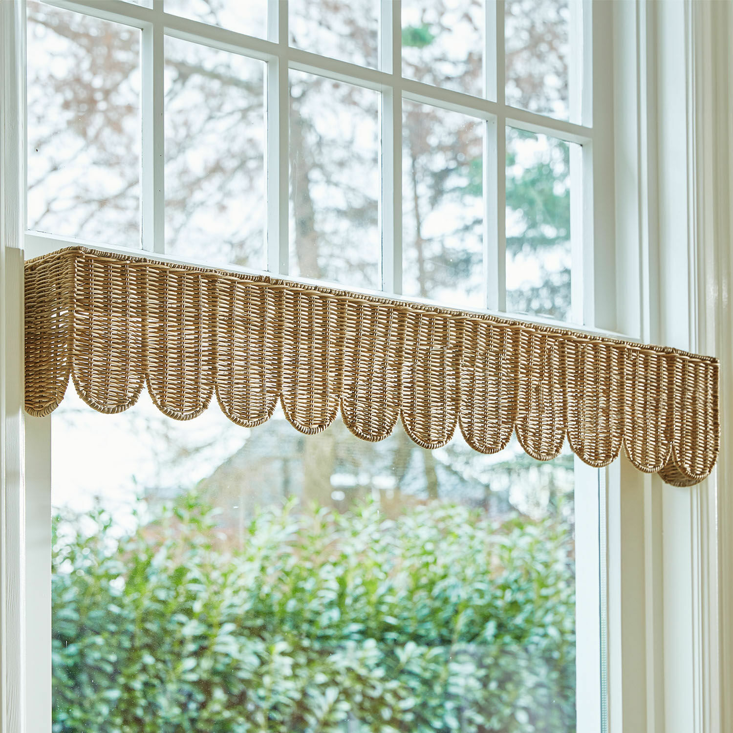 Habillage de fenêtre Glyndon Panneau de fenêtre en rotin naturel couleur brun clair avec bord ondulé pour décoration intérieure
