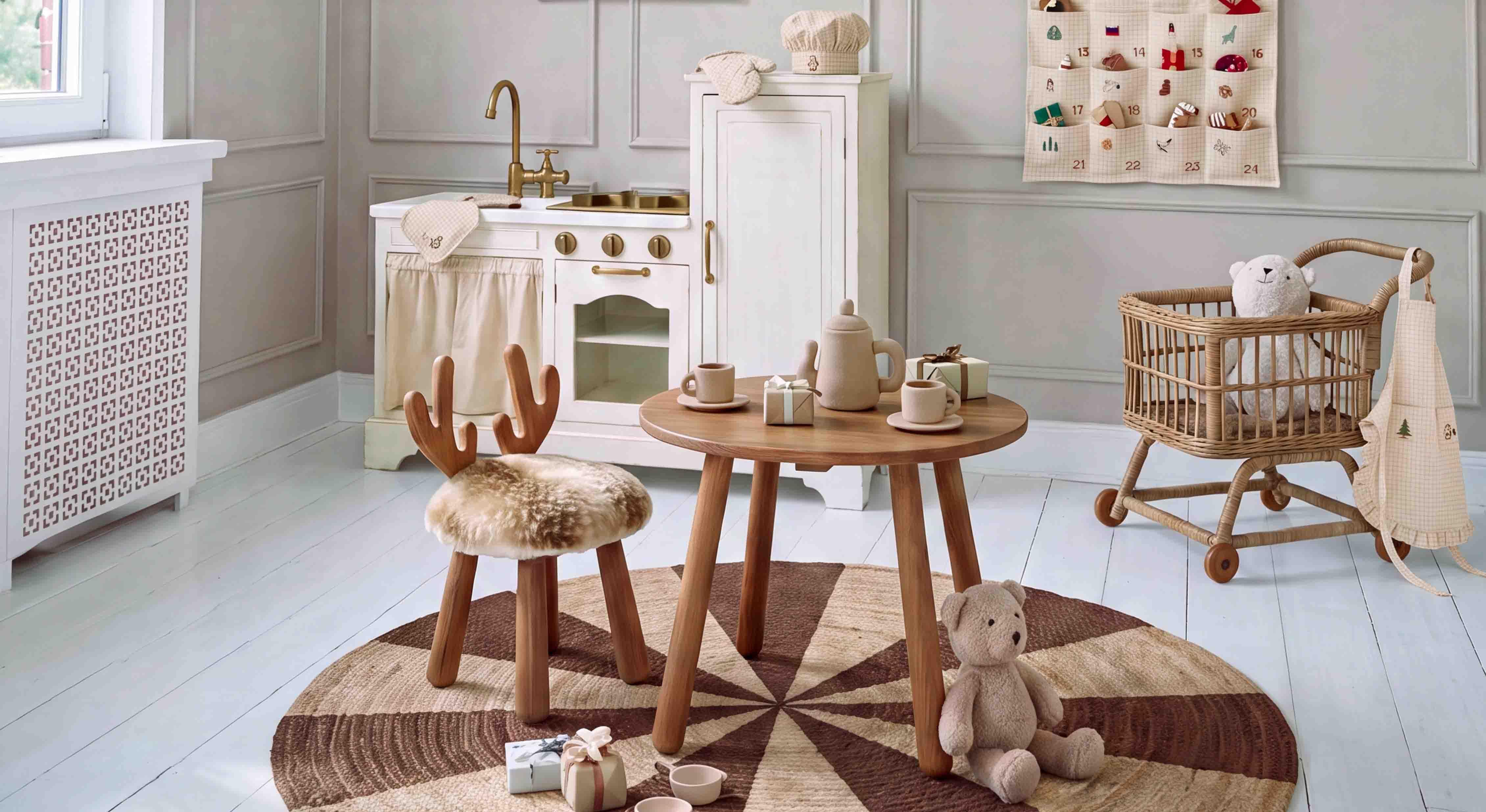 Table et chaise en bois avec siège en fourrure dans une chambre d'enfant avec jouets et cuisine jouet