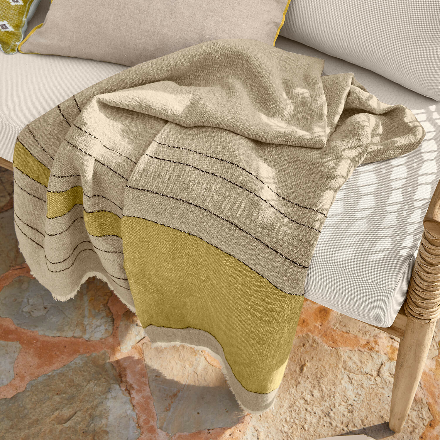 Plaid en lin beige et olive avec motif rayé subtil, parfait pour la décoration intérieure et le confort