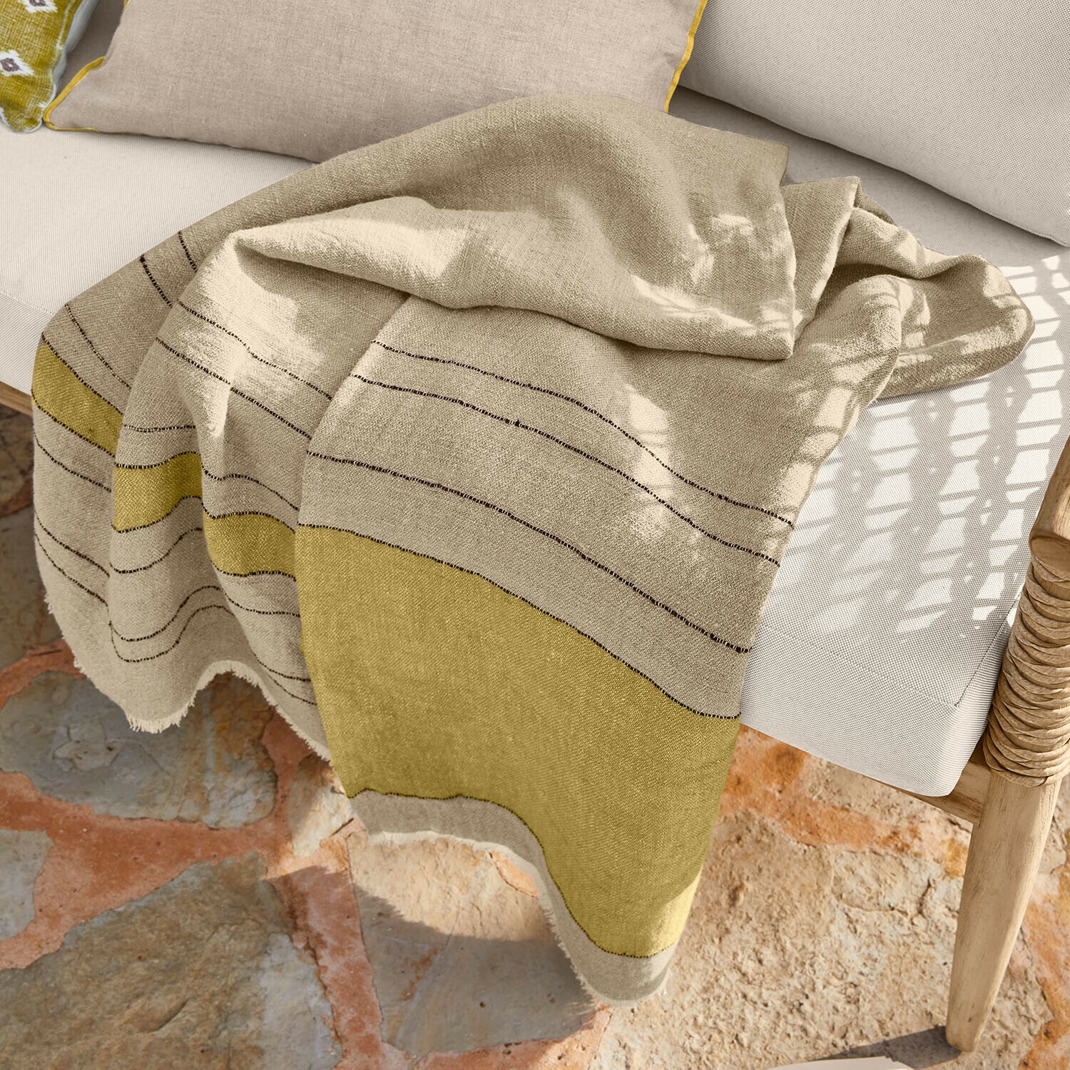 Plaid Brisalda Plaid en lin beige et olive avec motif rayé subtil, parfait pour la décoration intérieure et le confort