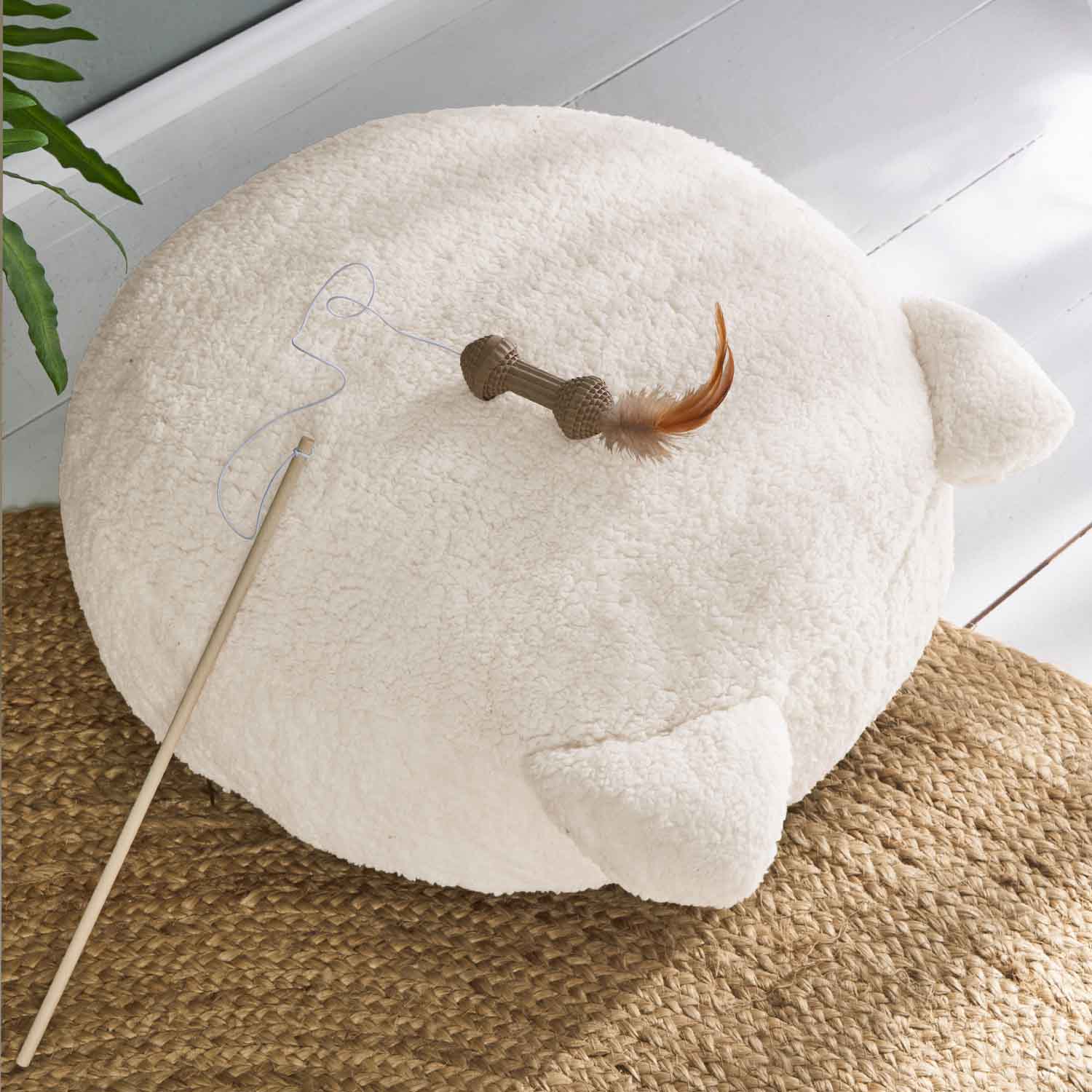 Coussin rond crème en tissu doux avec oreilles et jouet à plume suspendu pour chat