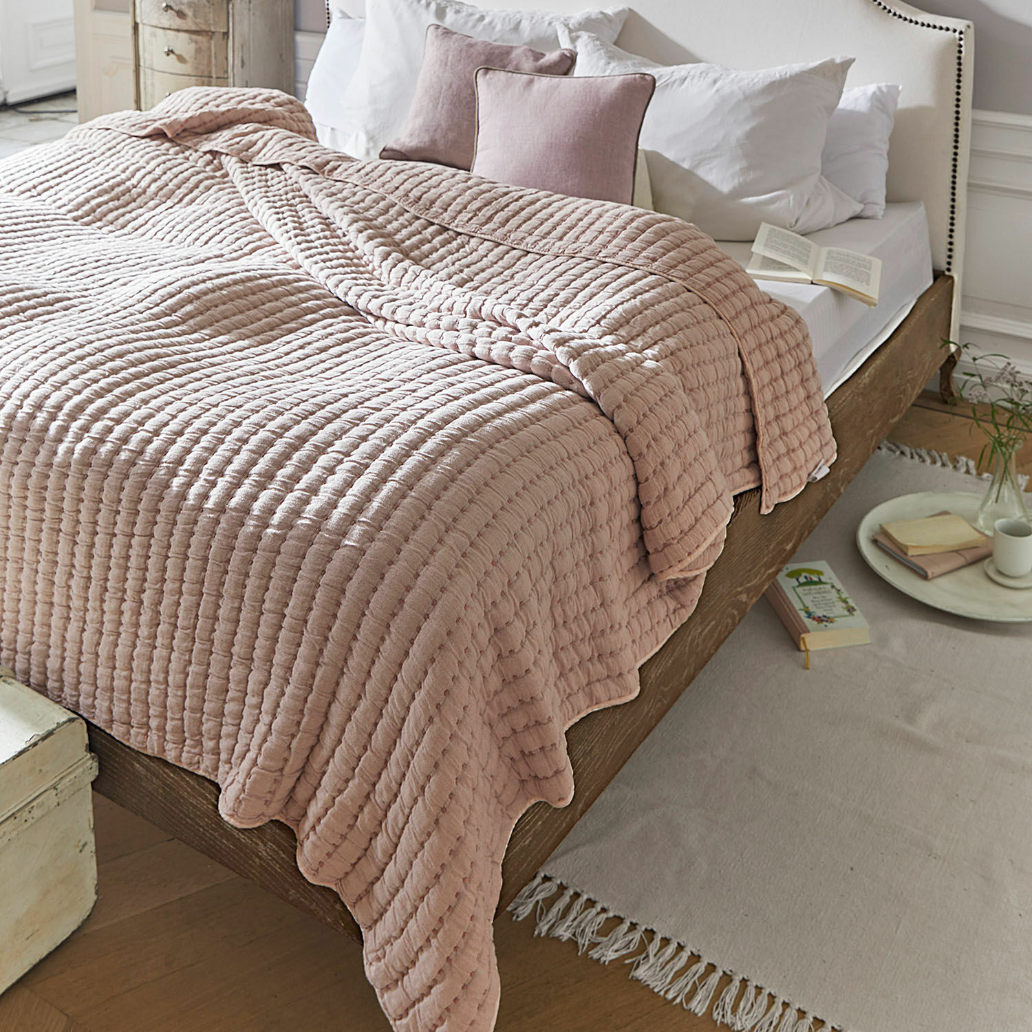 Courtepointe Herepian Plaid matelassé en coton rose sur lit en bois avec literie blanche dans chambre cosy
