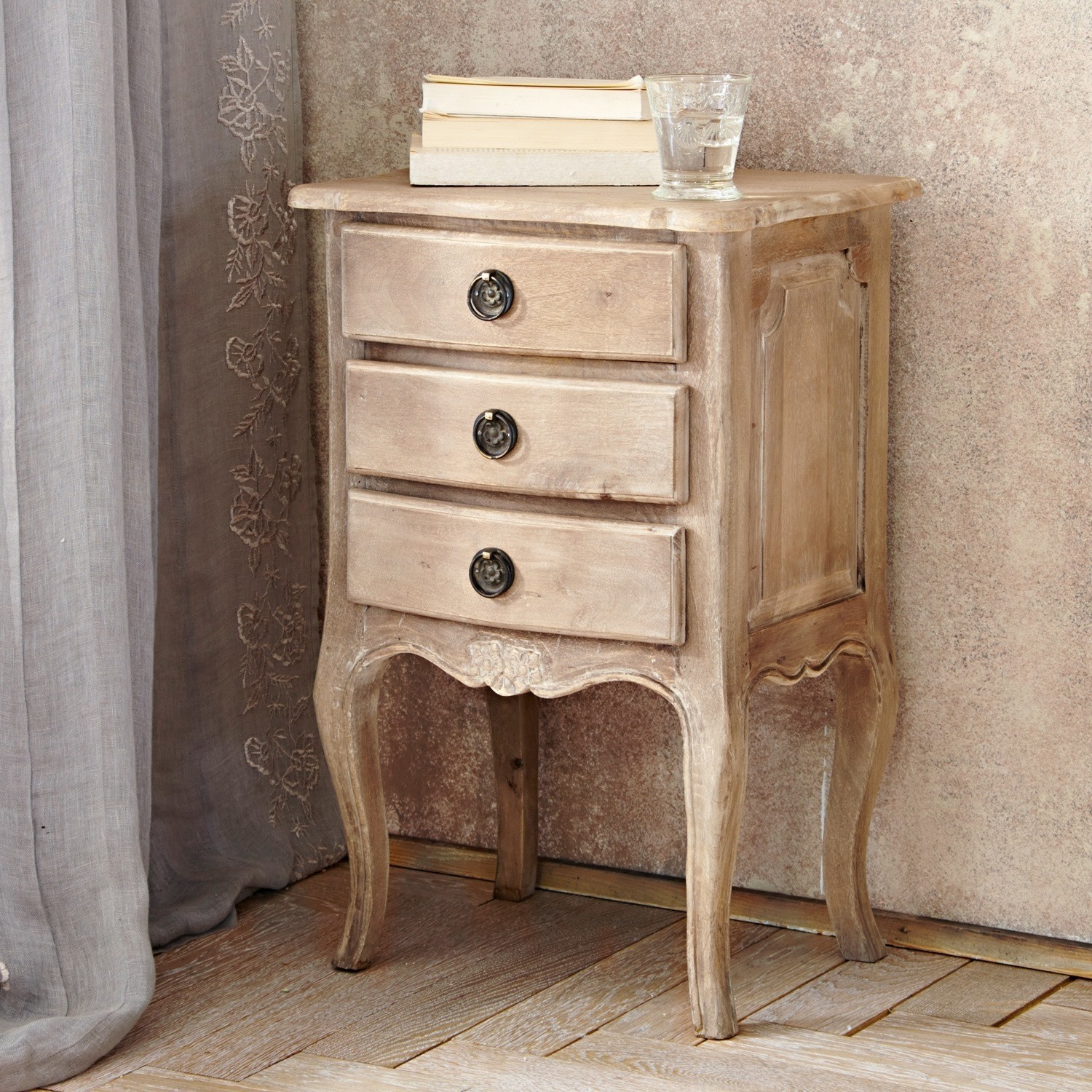 Table de chevet Loury Table de chevet en bois vintage couleur brun clair avec trois tiroirs et poignées rondes
