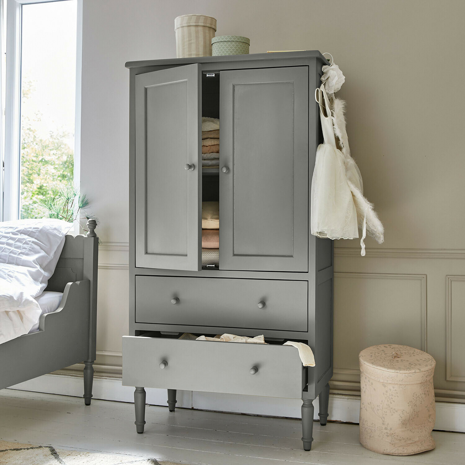 Armoire Kystlund Armoire verte en bois avec deux tiroirs et étagères, meuble classique pour chambre à coucher