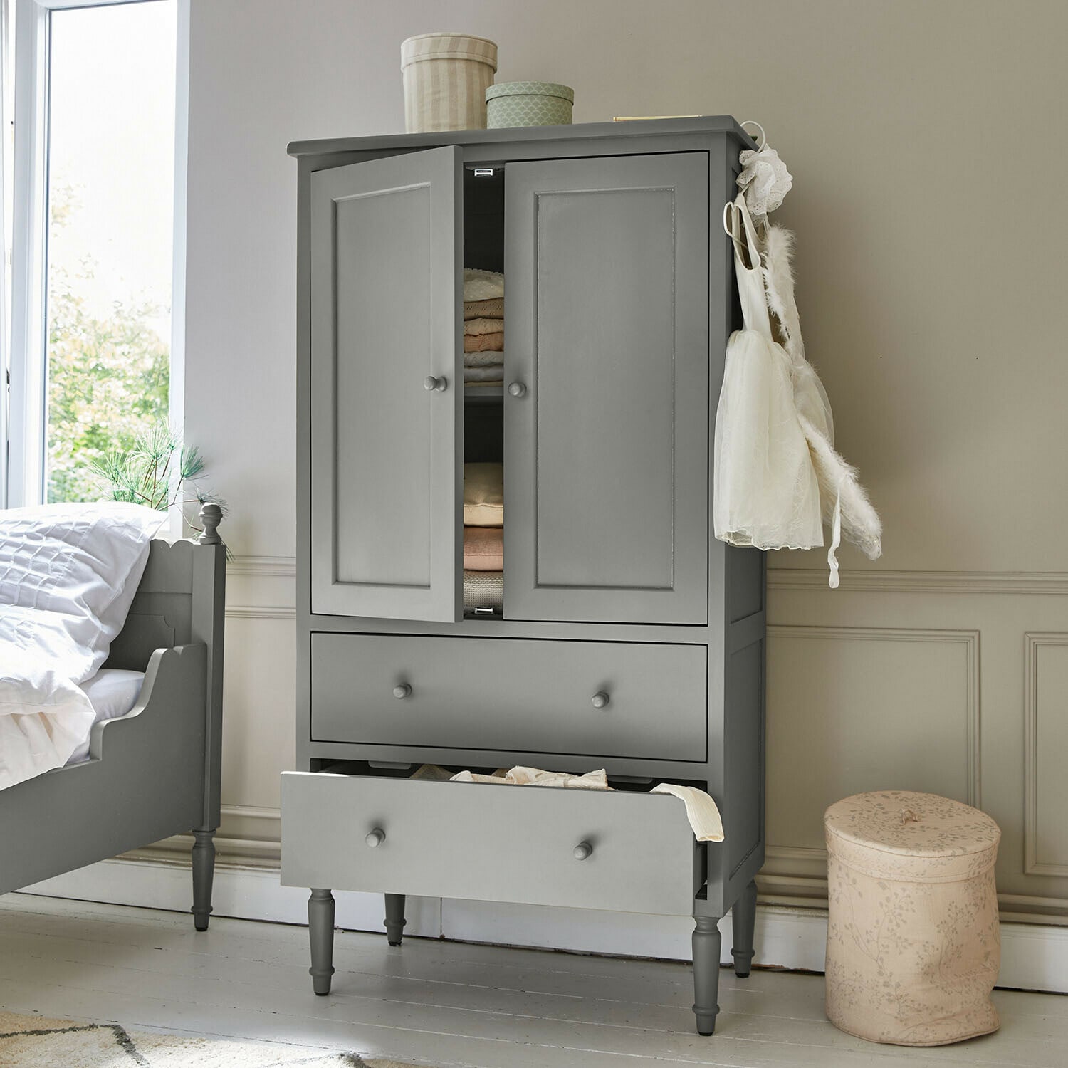 Armoire Kystlund Armoire verte en bois avec deux tiroirs et étagères, meuble classique pour chambre à coucher