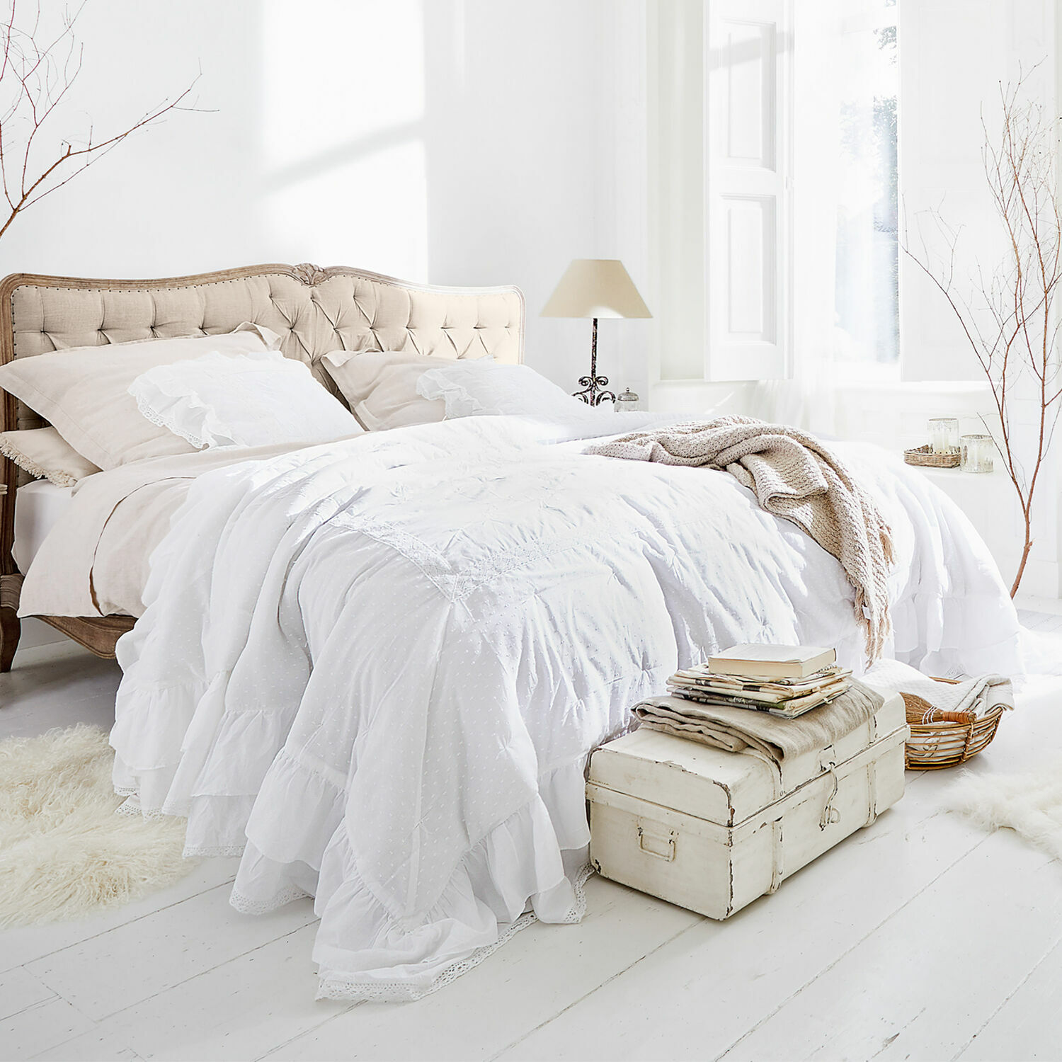 Courtepointe Pittefaux Chambre chaleureuse avec lit capitonné beige et literie blanche en coton style vintage lumineux