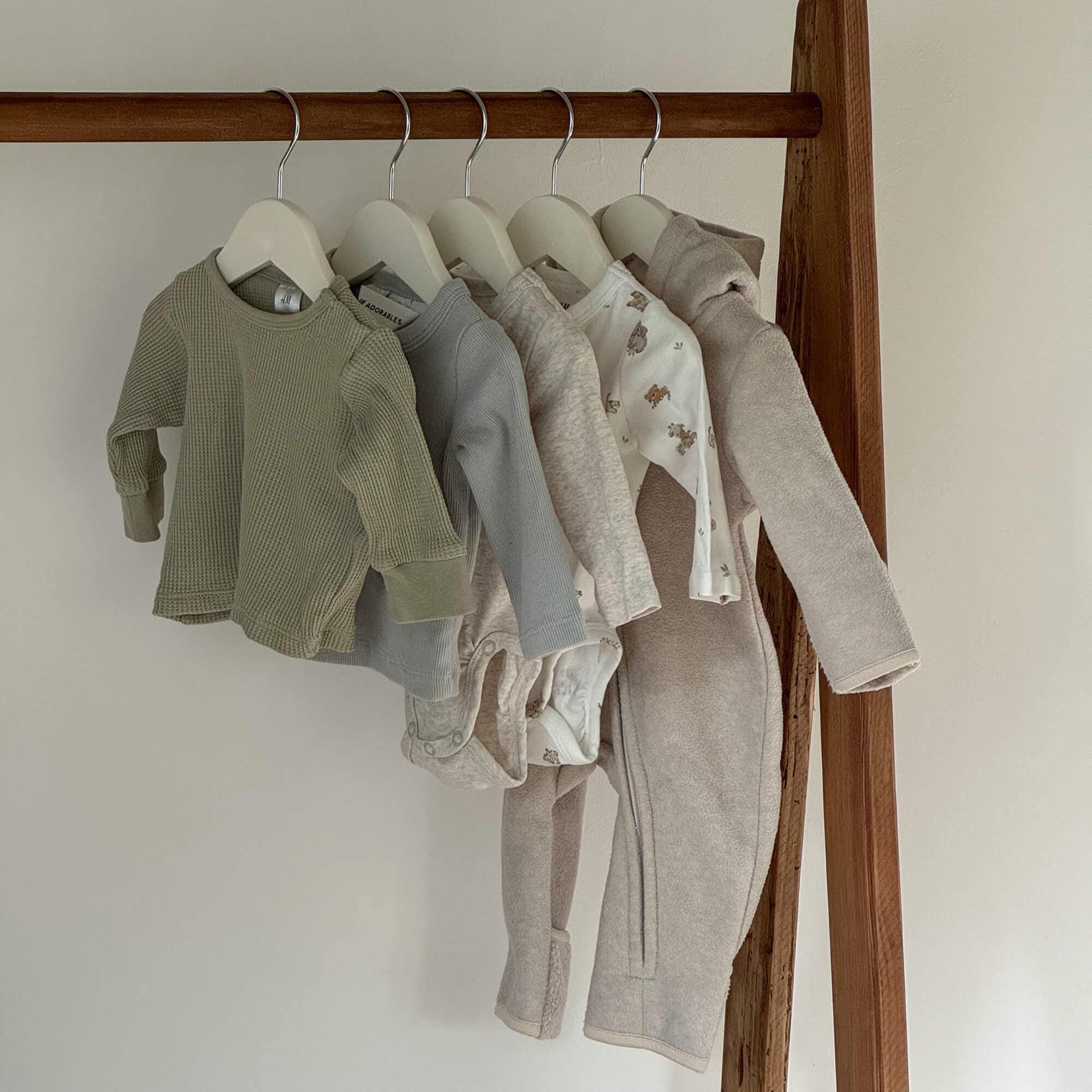 Ensemble de vêtements pour bébé aux tons neutres suspendus, tissus doux avec motifs d'ours