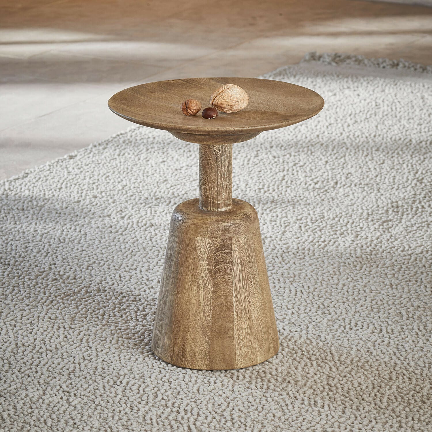 Table d’appoint Ulric Table d'appoint en bois naturel sur tapis clair, design minimaliste pour salon moderne