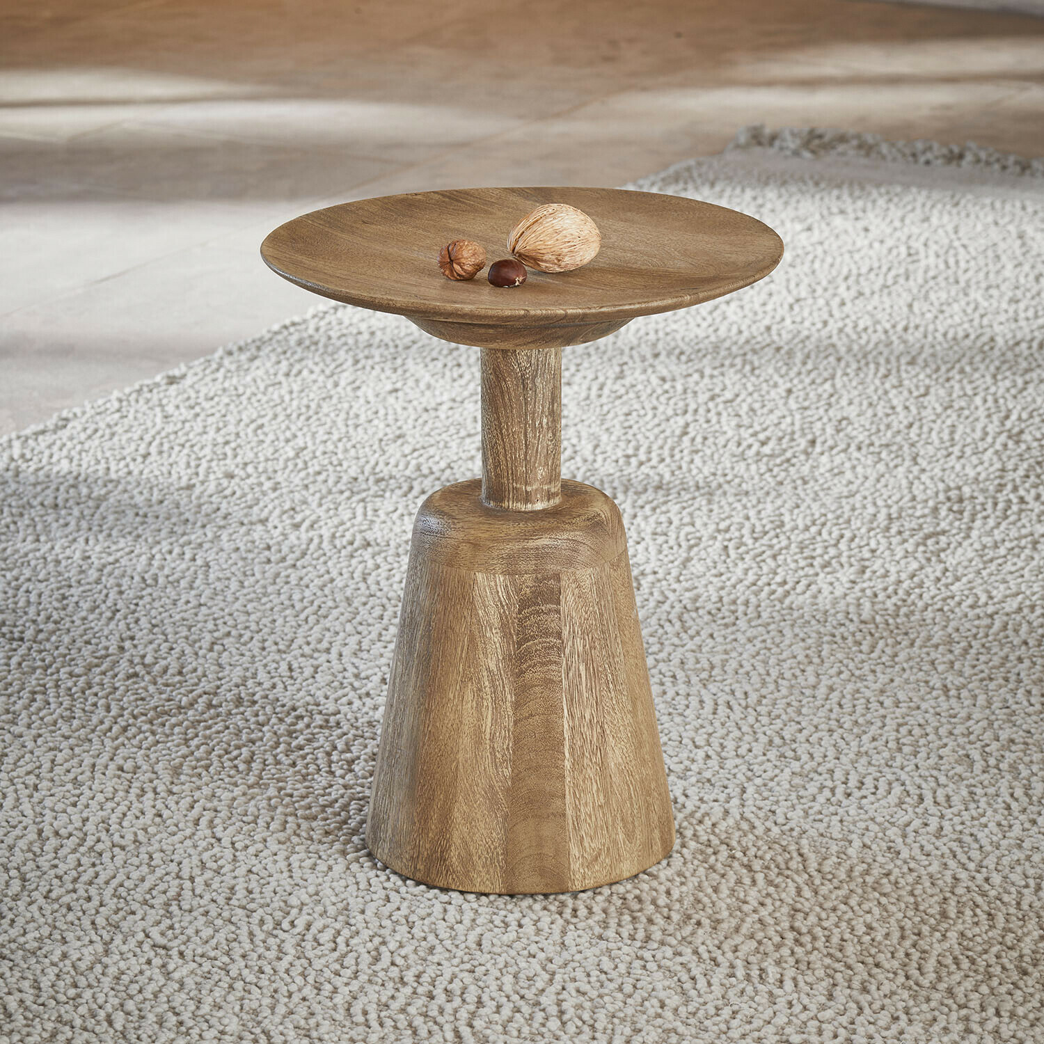 Table d’appoint Ulric Table d'appoint en bois naturel sur tapis clair, design minimaliste pour salon moderne