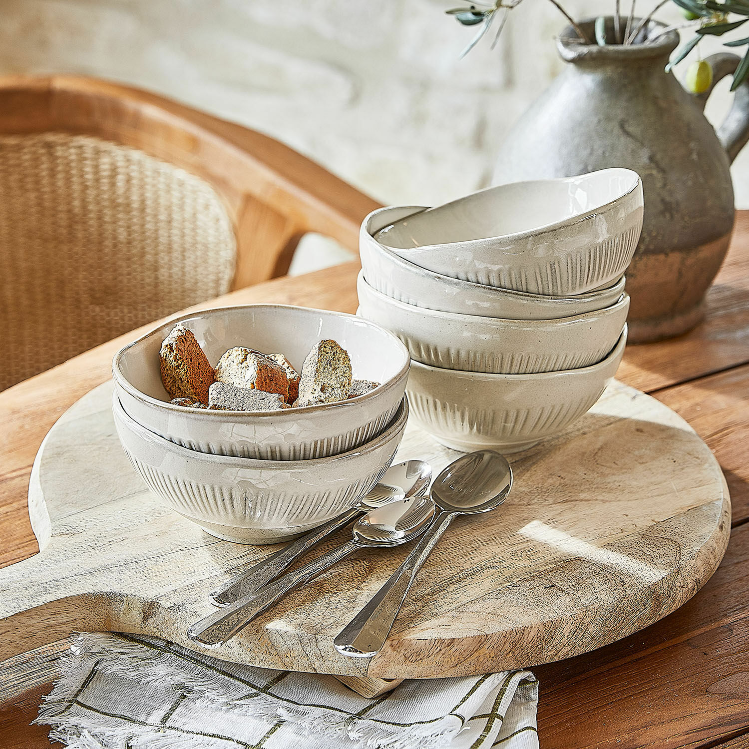 Lot de 6 bols Périers Ensemble de bols en céramique crème texturée sur planche en bois pour une présentation rustique