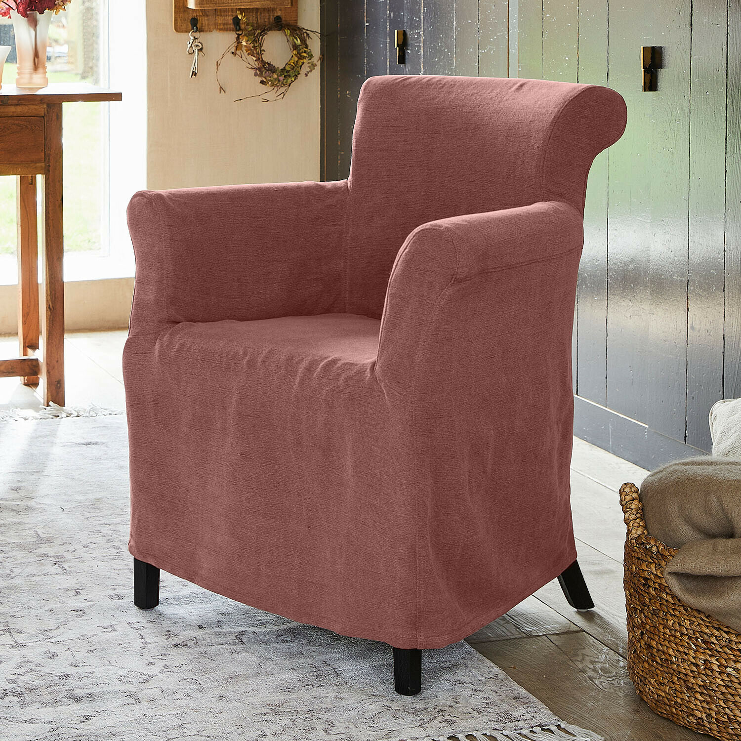 Fauteuil en tissu rose au style classique, siège confortable pour salon ou pièce à vivre