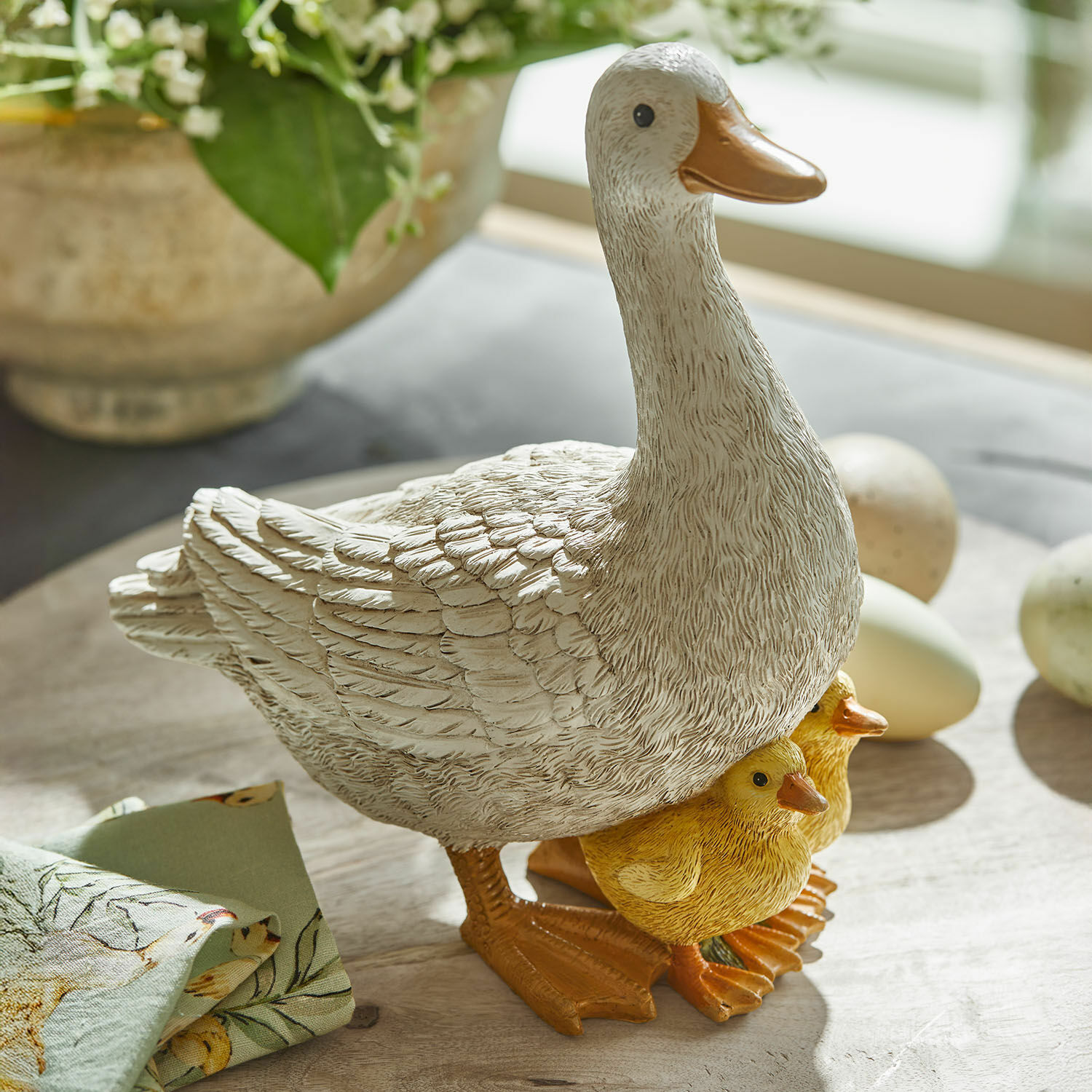 Oie décorative Sunnyo Figurine de canard en résine avec deux canetons jaunes, décoration rustique pour table printanière