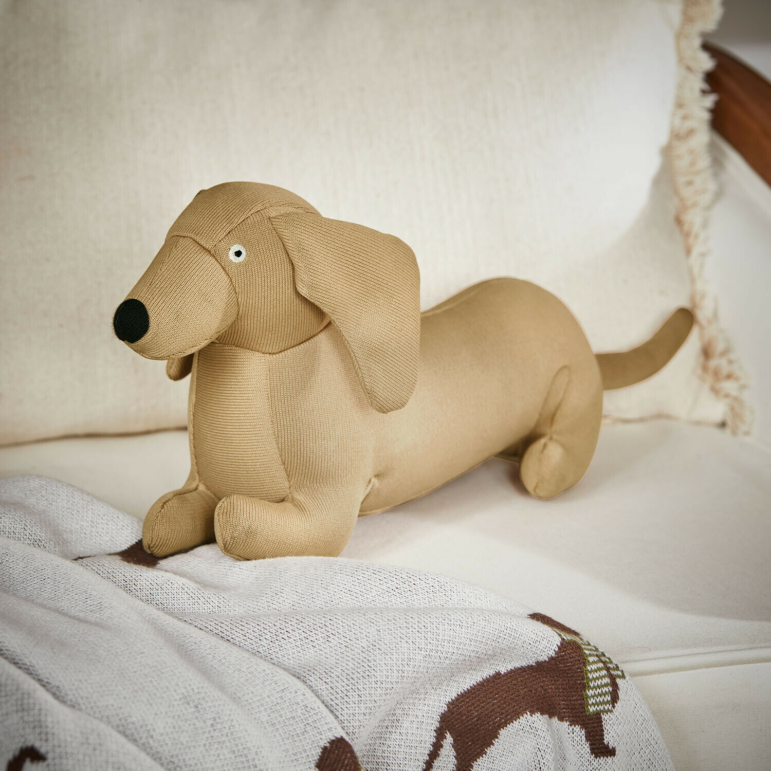 Jouet pour animaux Brisette Chien teckel en peluche beige en tissu doux sur canapé, décoration intérieure et jouet pour enfants