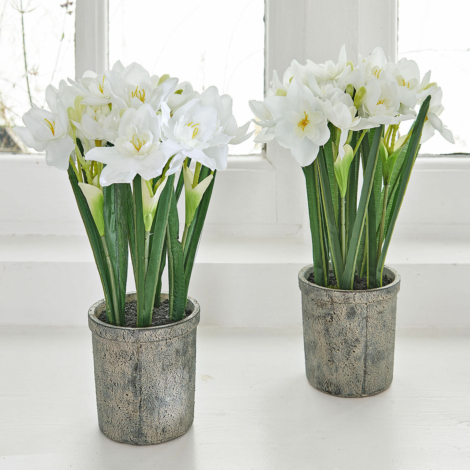 Lot de 2 fleurs décoratives Soralen Fleurs artificielles blanches en pots gris en plastique sur rebord de fenêtre, décoration intérieure