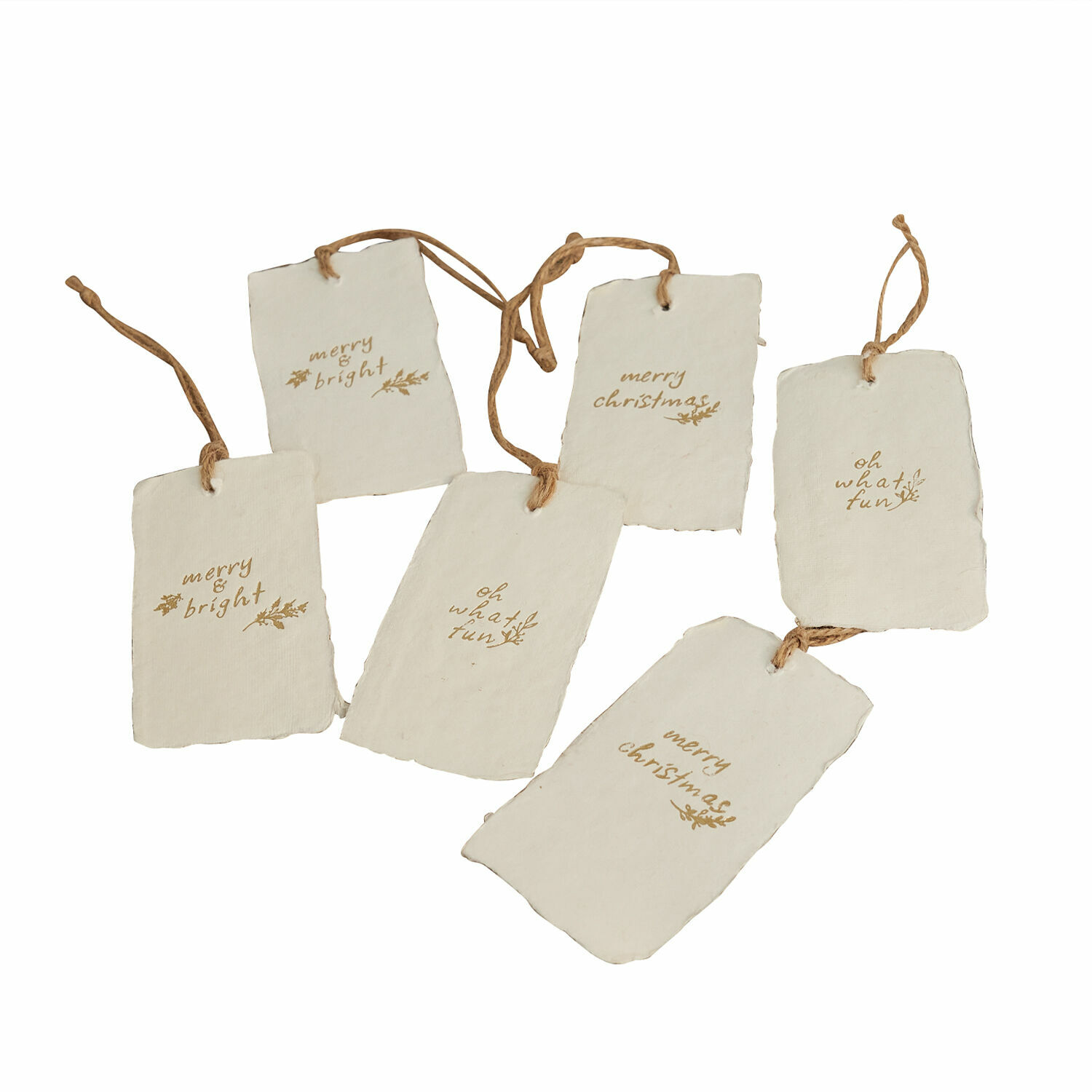 Lot de 6 étiquettes cadeaux Aamira Ensemble de six étiquettes de Noël blanches en papier avec inscriptions marron et cordons pour décoration