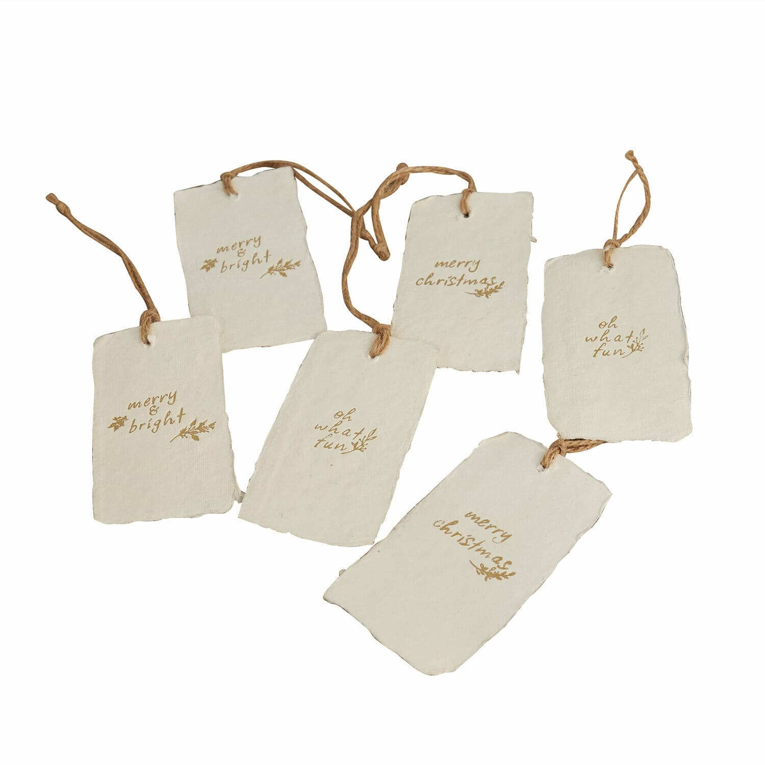Lot de 6 étiquettes cadeaux Aamira Ensemble de six étiquettes de Noël blanches en papier avec inscriptions marron et cordons pour décoration