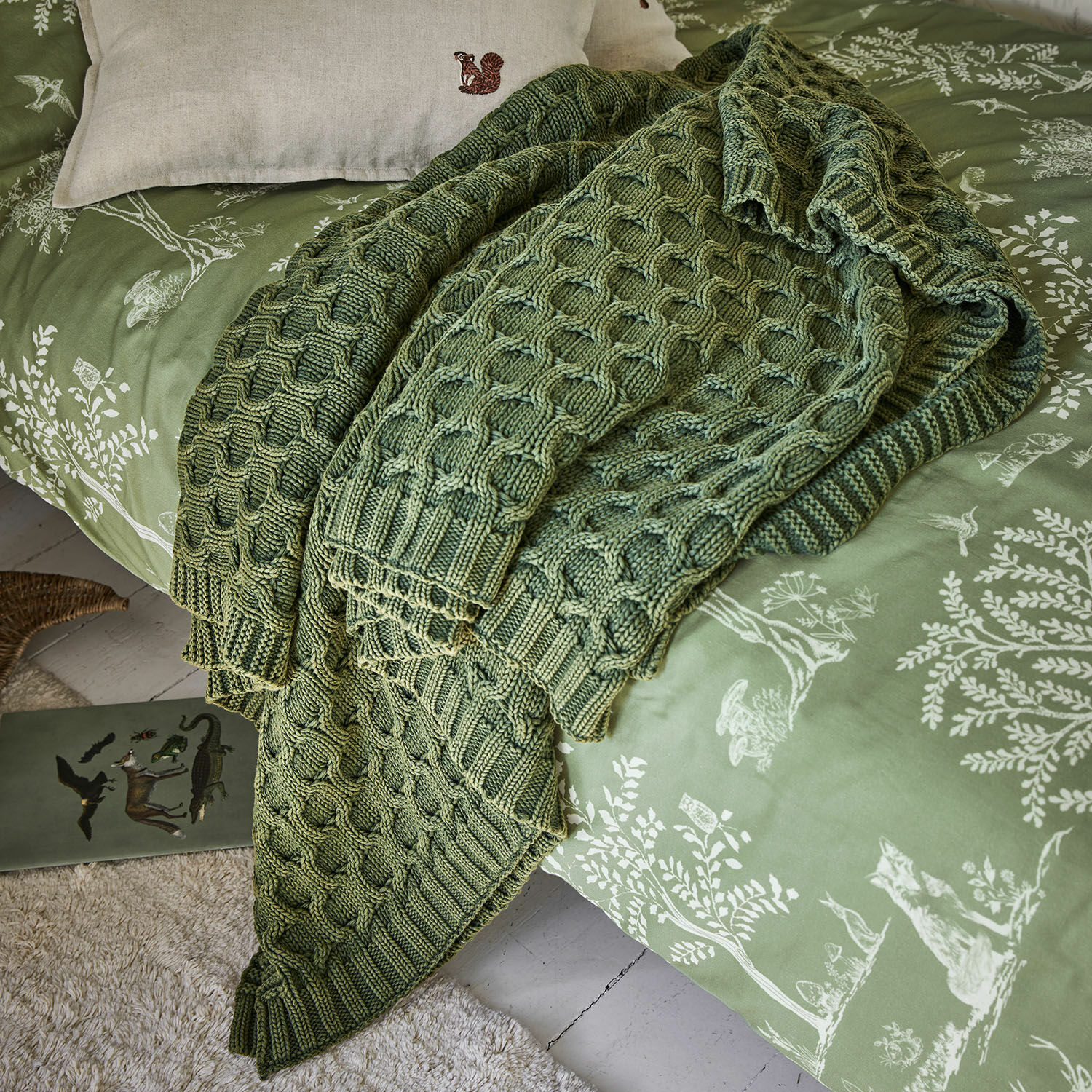 Plaid Sovilex Plaid vert épais en tricot posé sur un lit avec une housse de couette verte à motifs nature, décoratif et chaud
