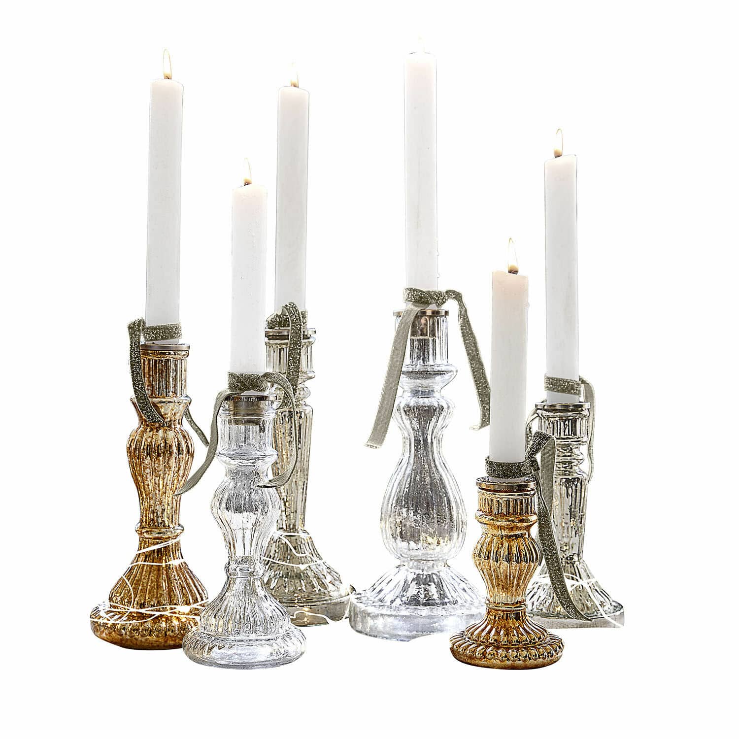 Lot de 6 bougeoirs Quirène Ensemble de six bougeoirs en verre doré et argenté avec bougies blanches et rubans décoratifs